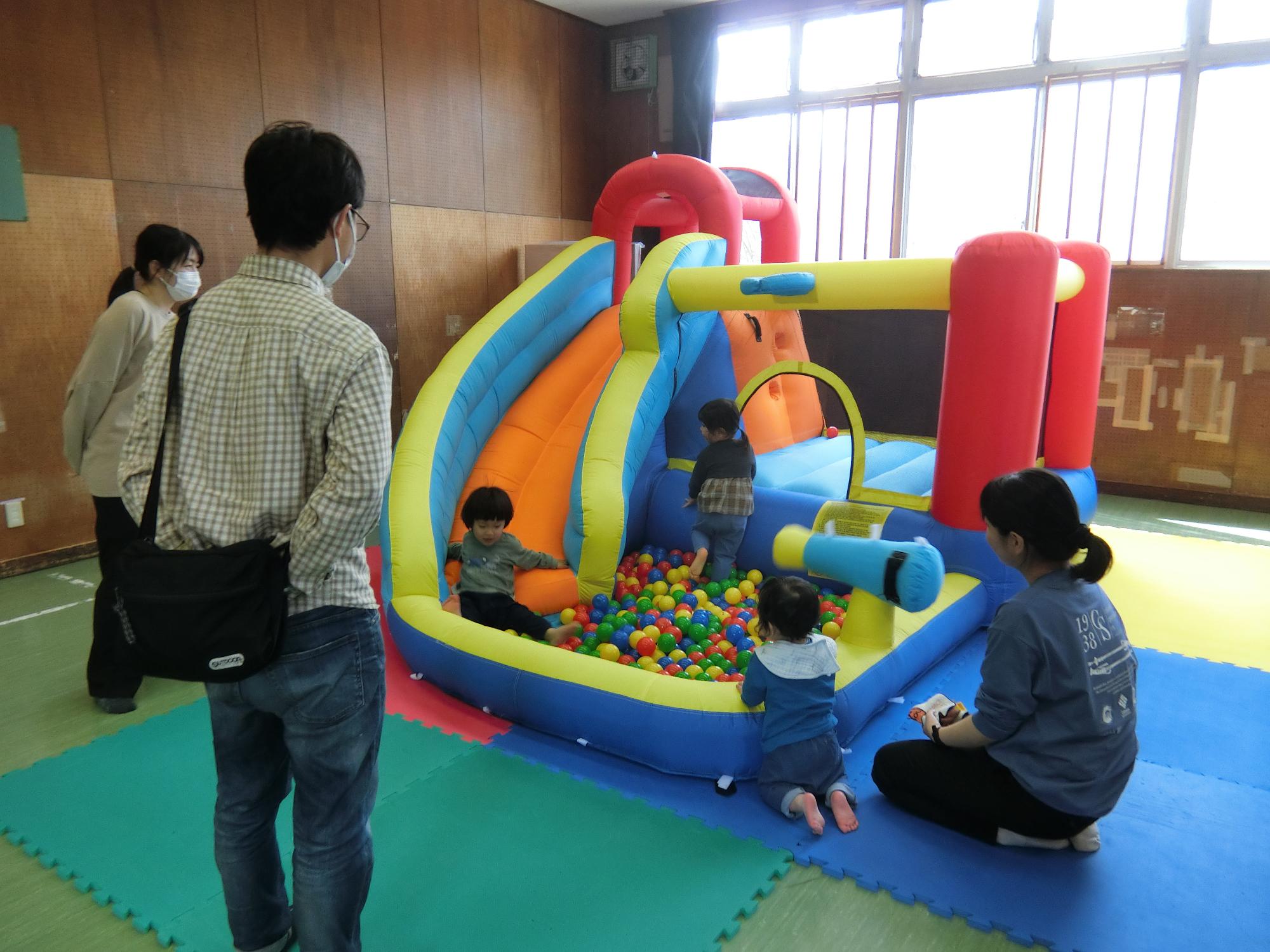 幼児がすべり台を滑っている様子