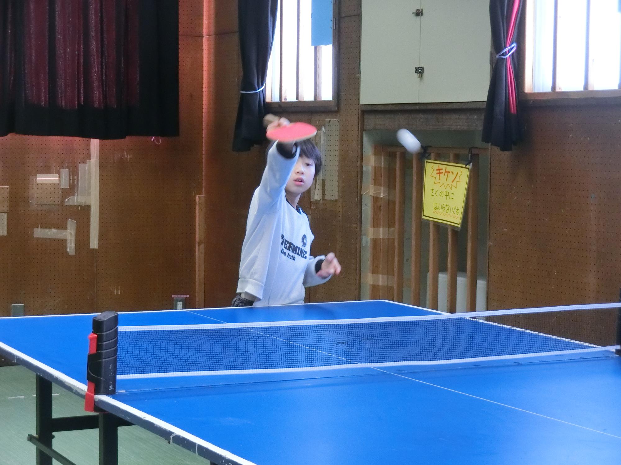 小学生が卓球をしている様子