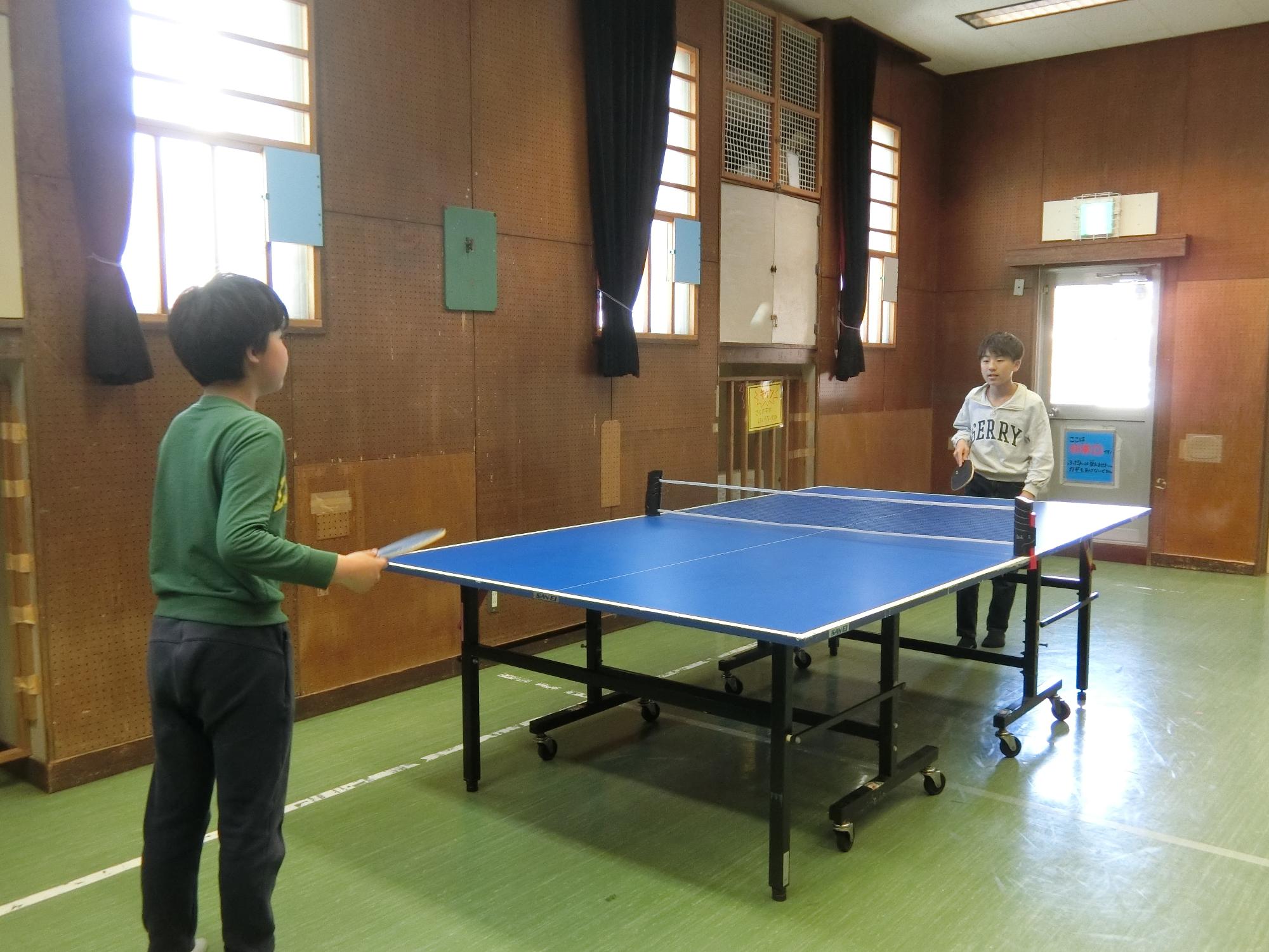 小学生が卓球をしている様子