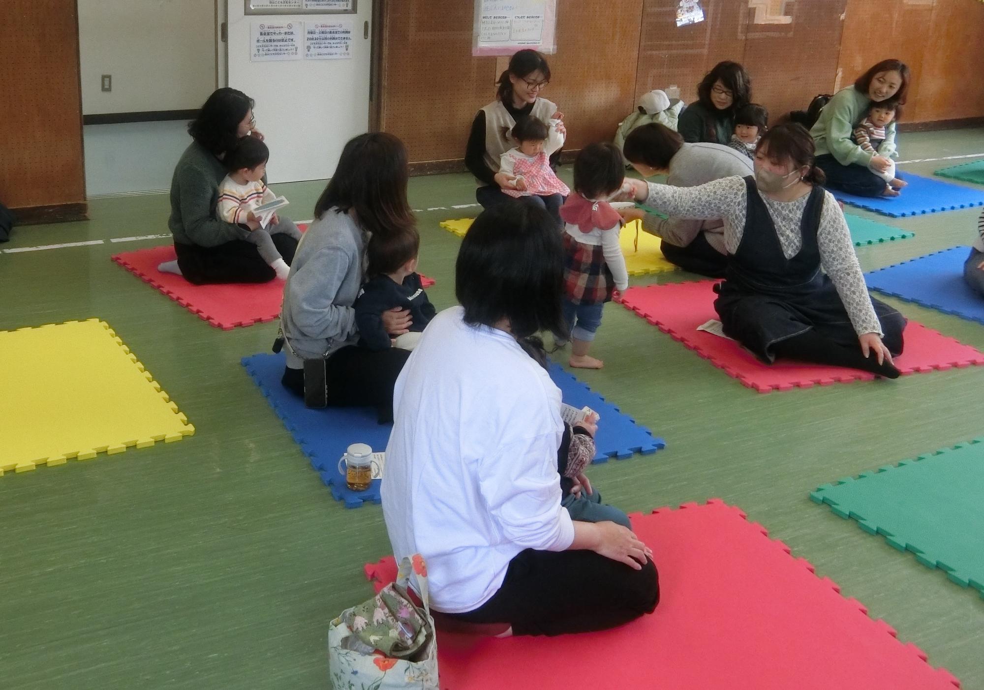 乳幼児親子が自己紹介をしている様子