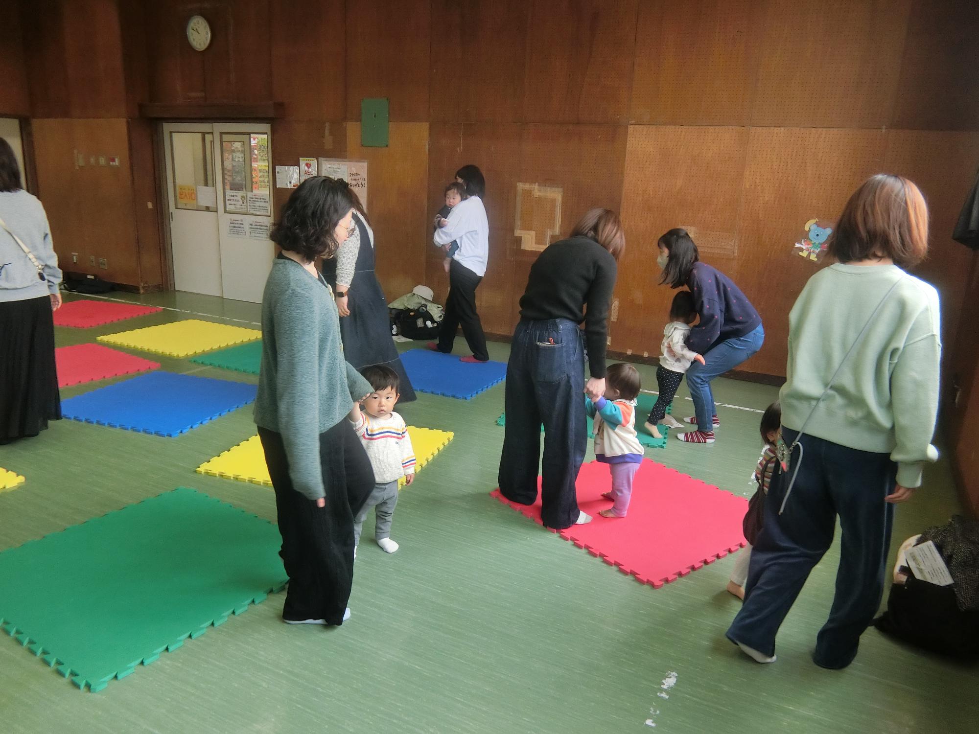 音楽に合わせて歩いている様子