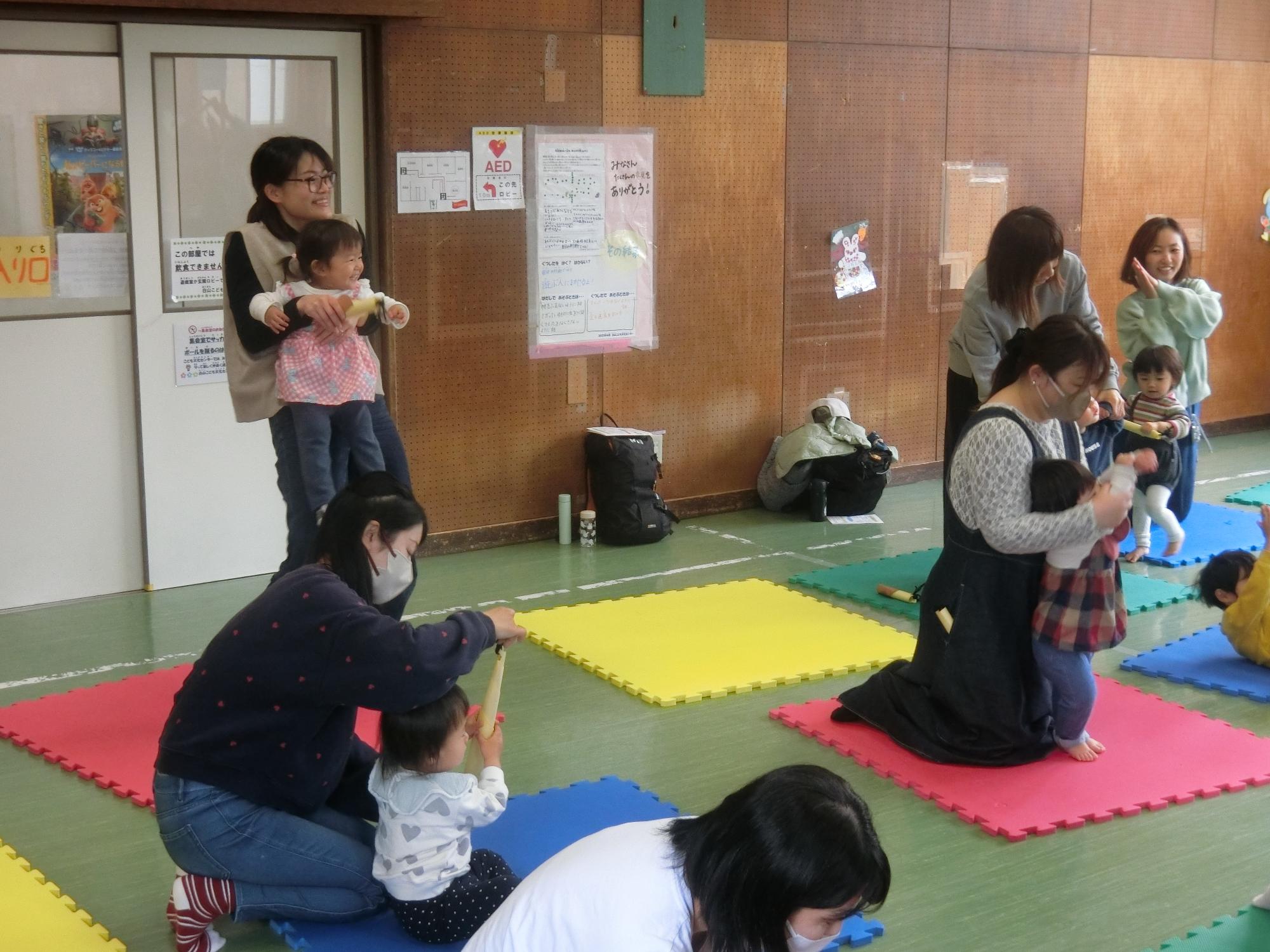 工作でたけのこを作って遊んでいる様子