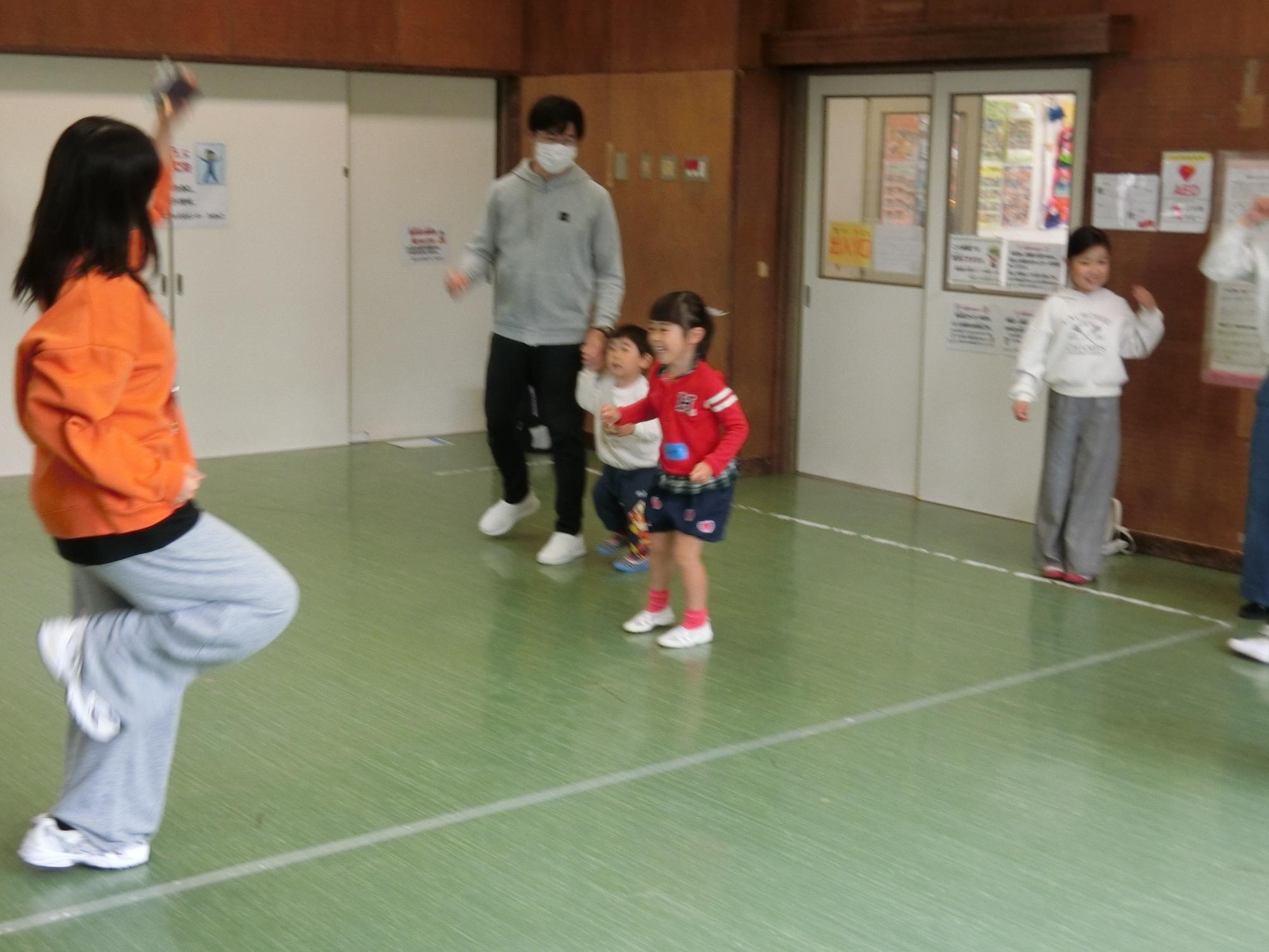 講師のダンスの動きをまねしている様子