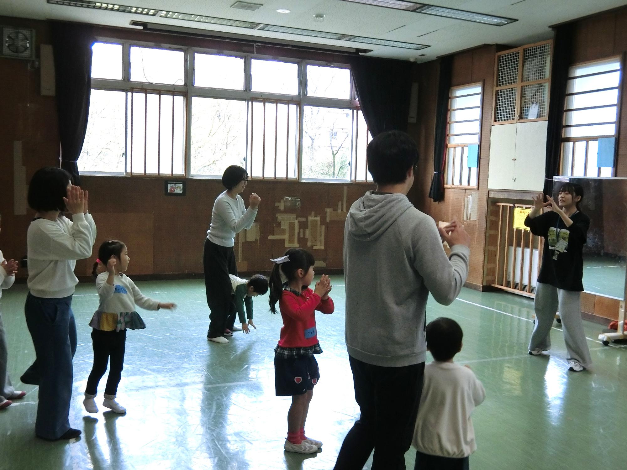 幼児親子がダンスレッスンを受けている様子