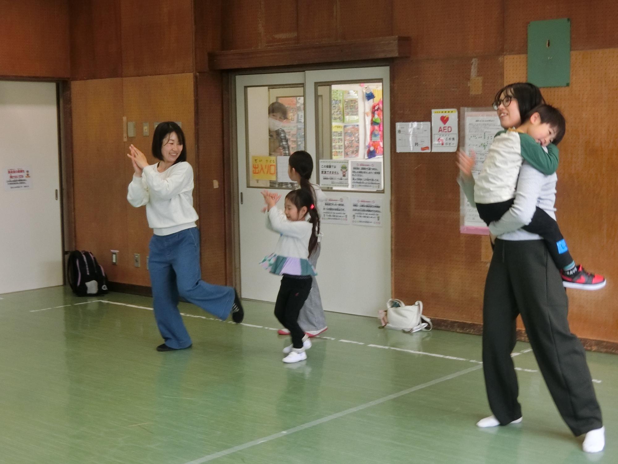 幼児親子がダンスをしている様子
