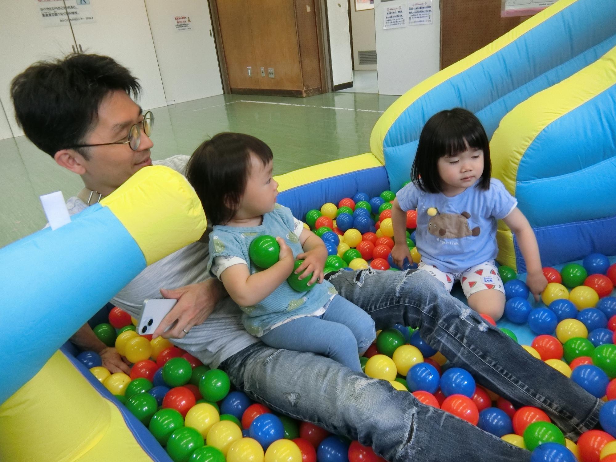 親子でボールプールを楽しんでいる様子