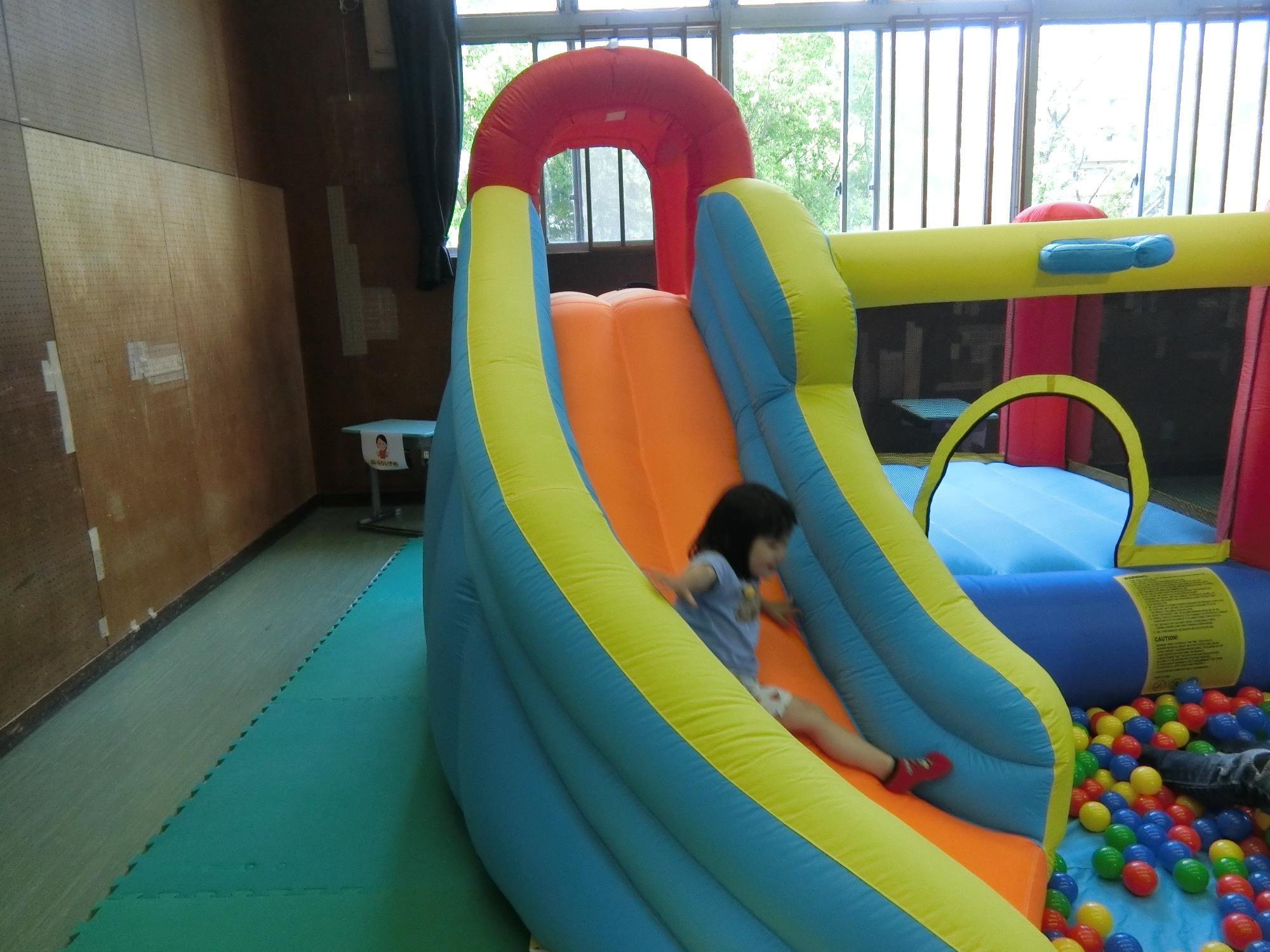 幼児がすべり台を滑っている様子