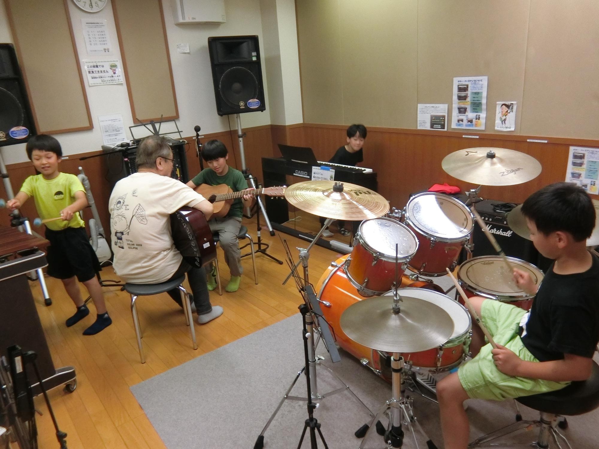小学生が楽器で演奏をしている様子