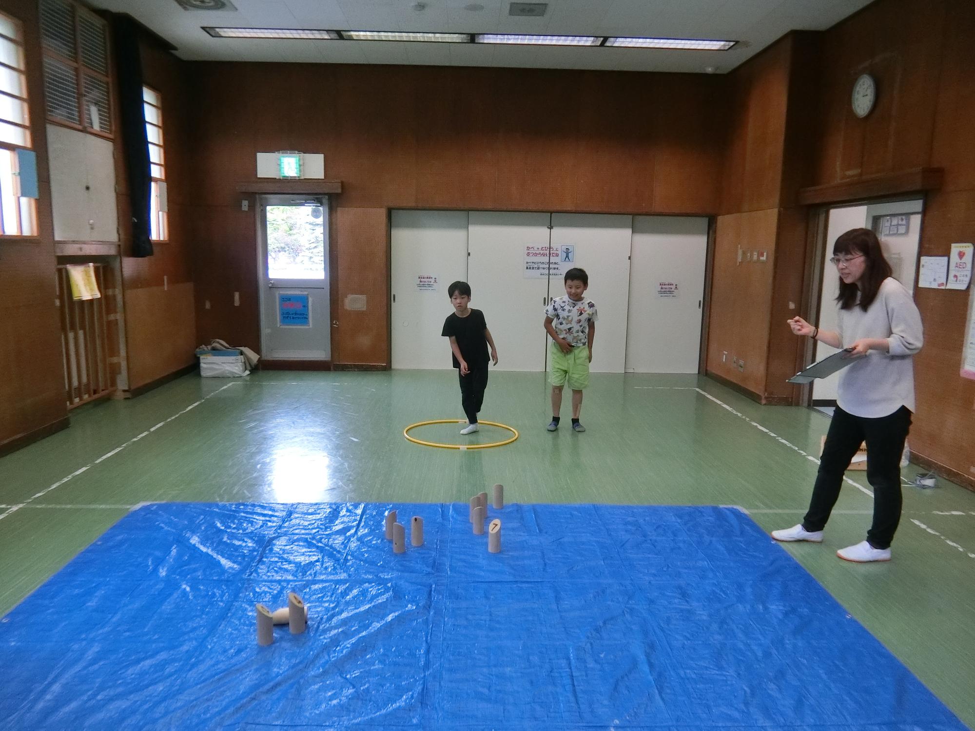 モルックを投げている様子2
