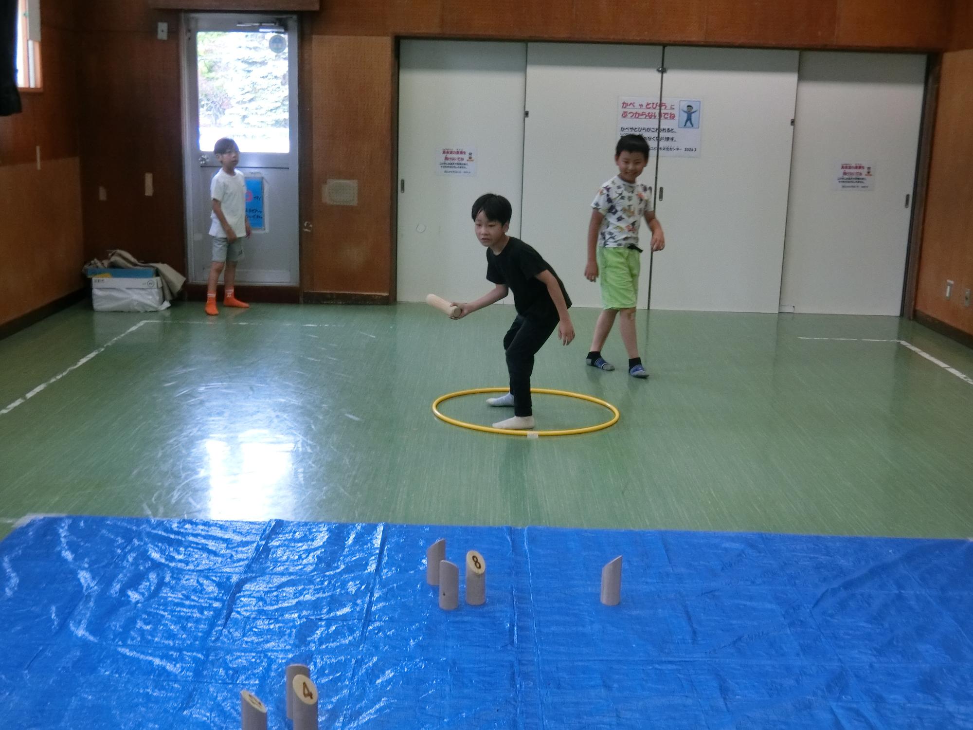 モルックを投げている様子3