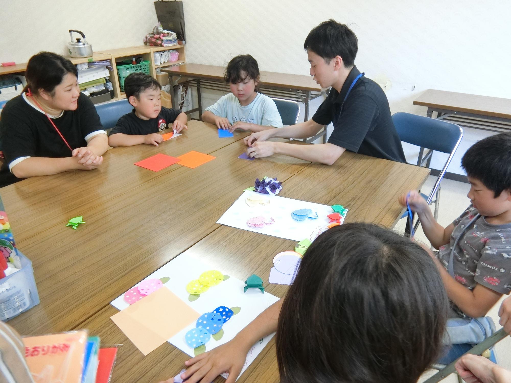 折り紙をしている様子