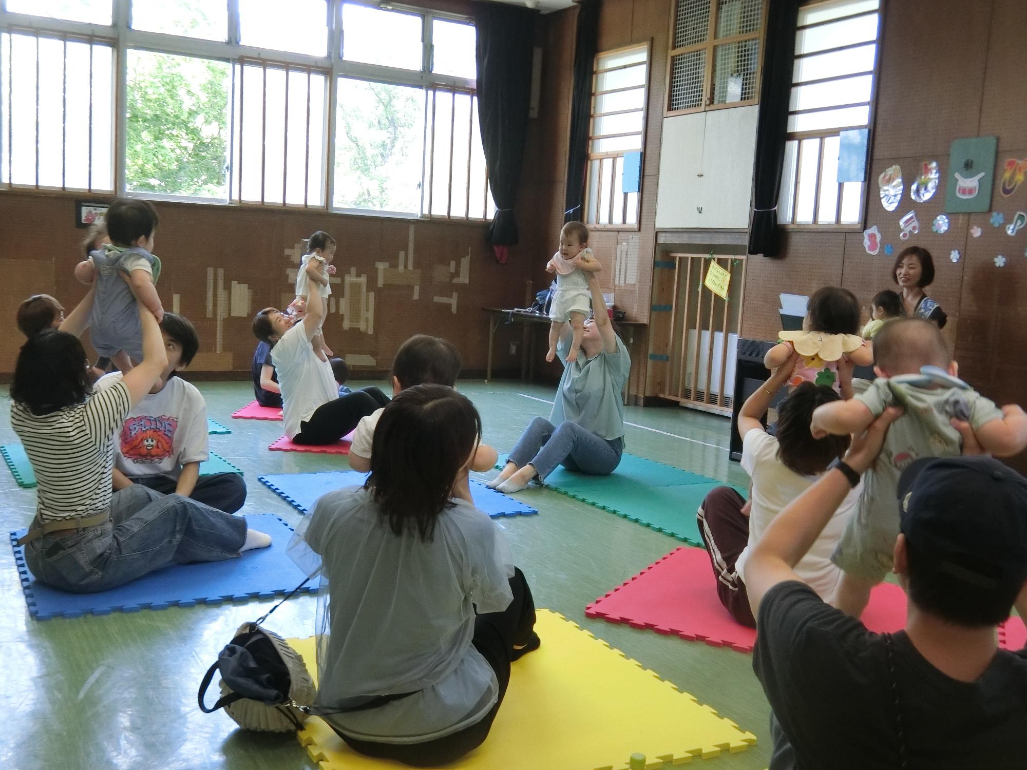ピアノの音に合わせて遊んでいる様子