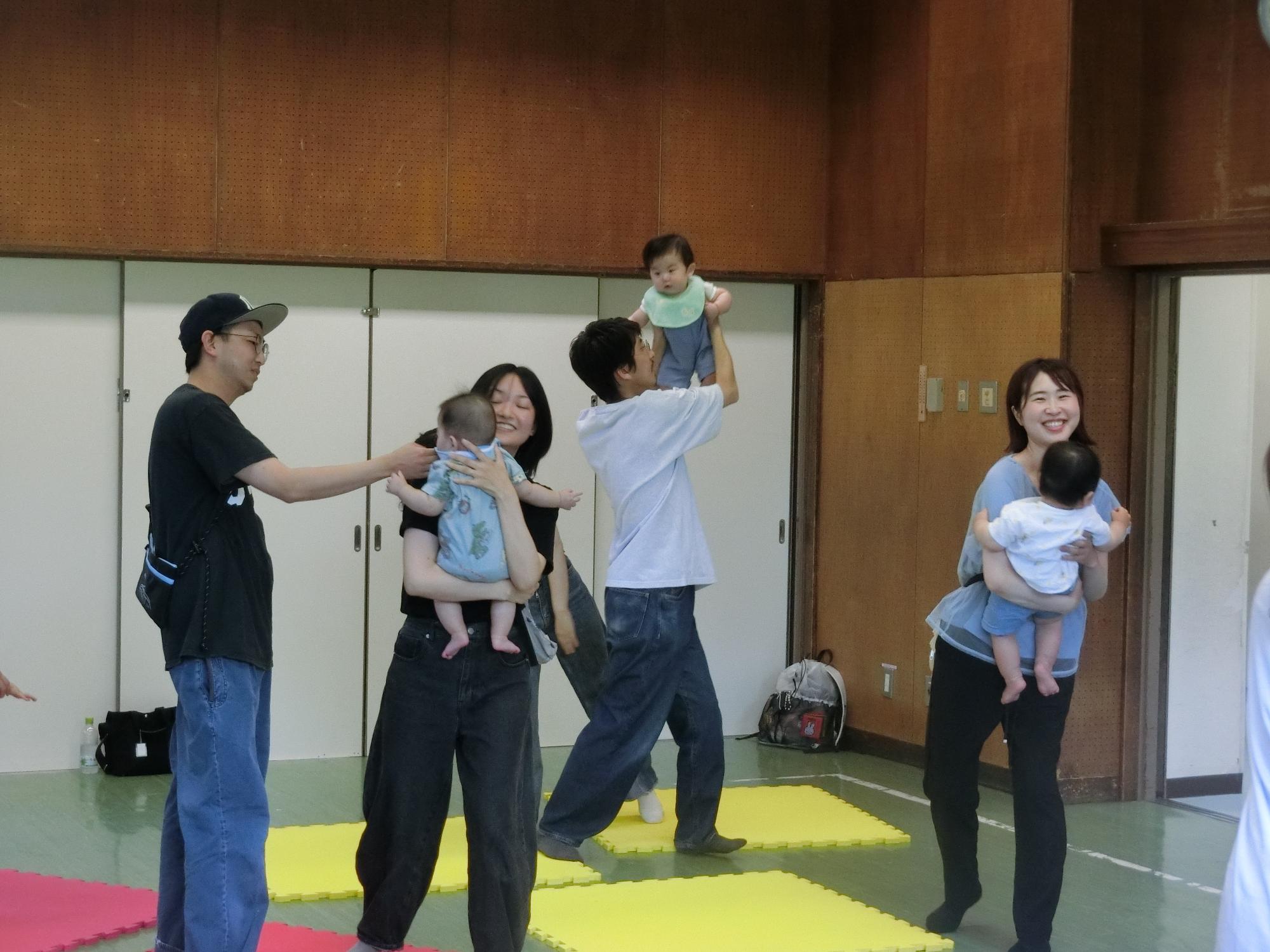 ピアノの音に合わせて体を動かして遊んでいる様子