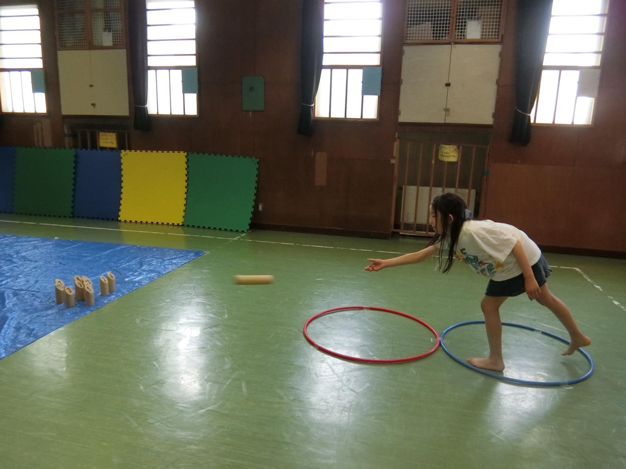 モルックを投げている様子