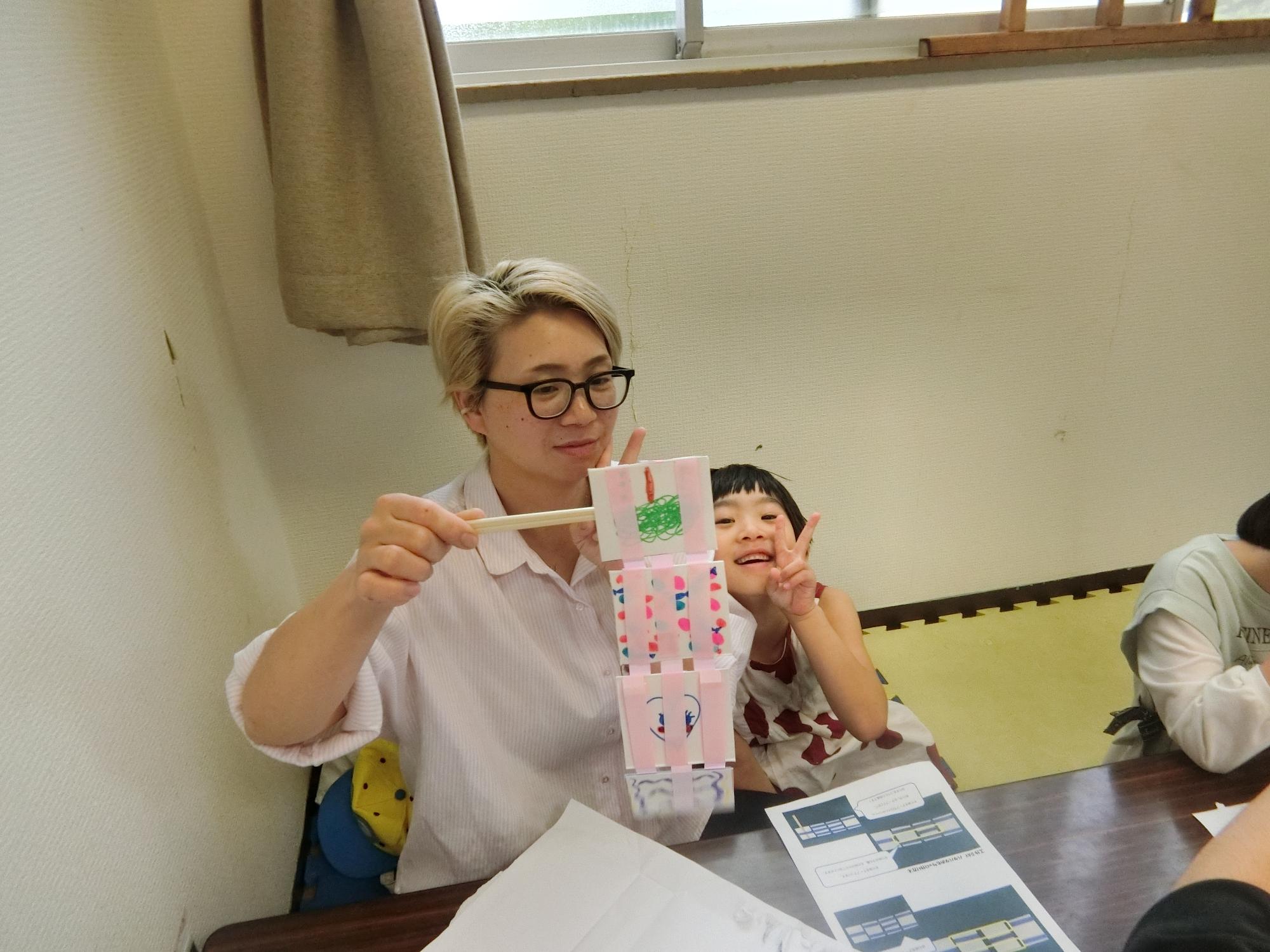 完成したおもちゃを持っている様子