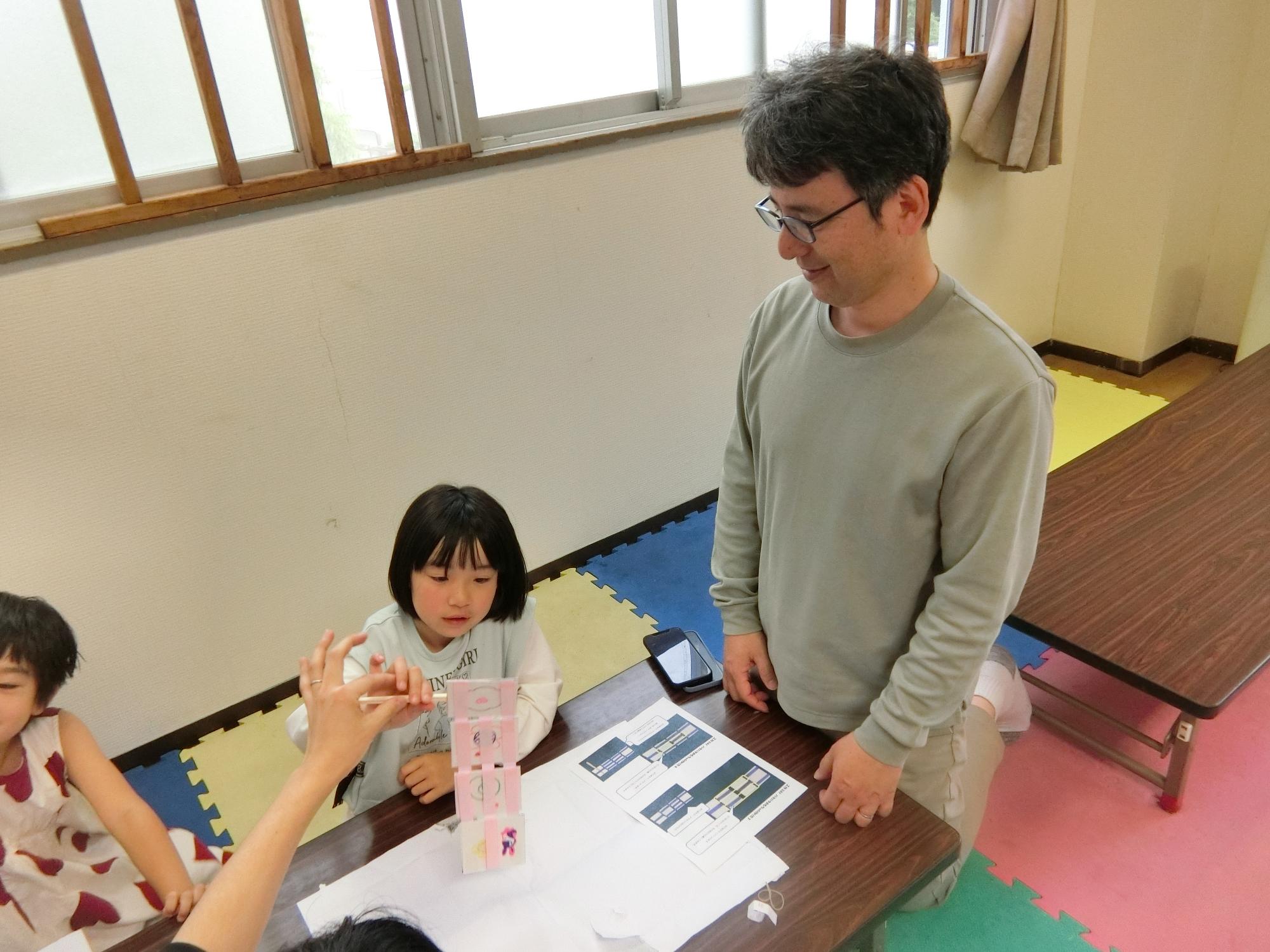 完成したおもちゃで遊んでいる様子