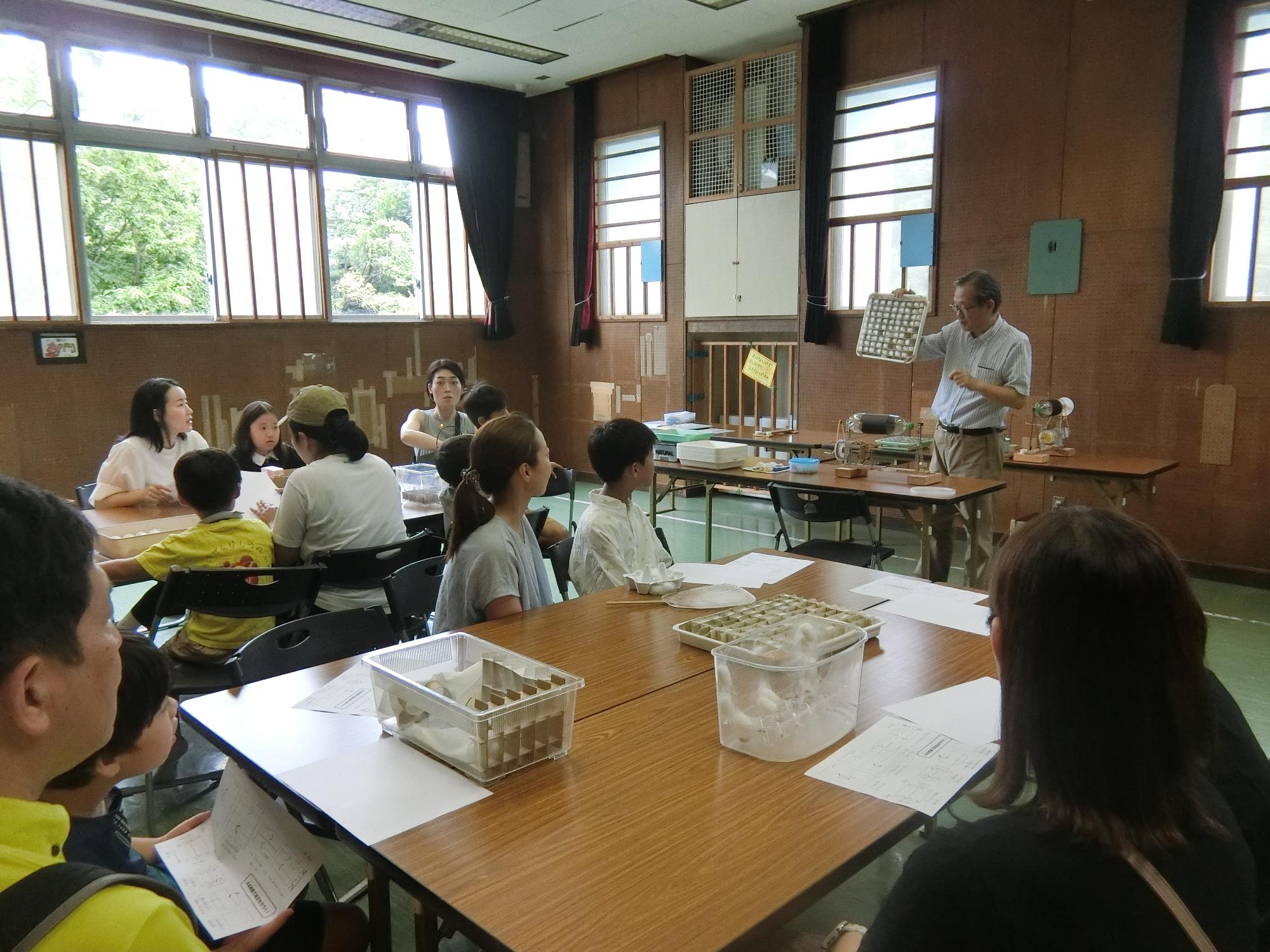 育てたカイコについて報告している様子