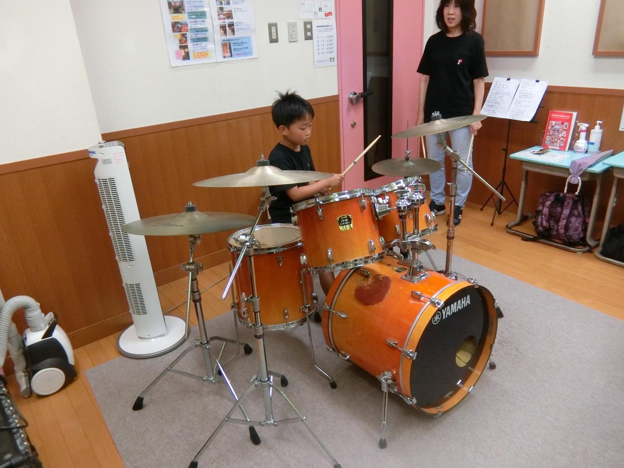 小学生がドラムを叩いている様子