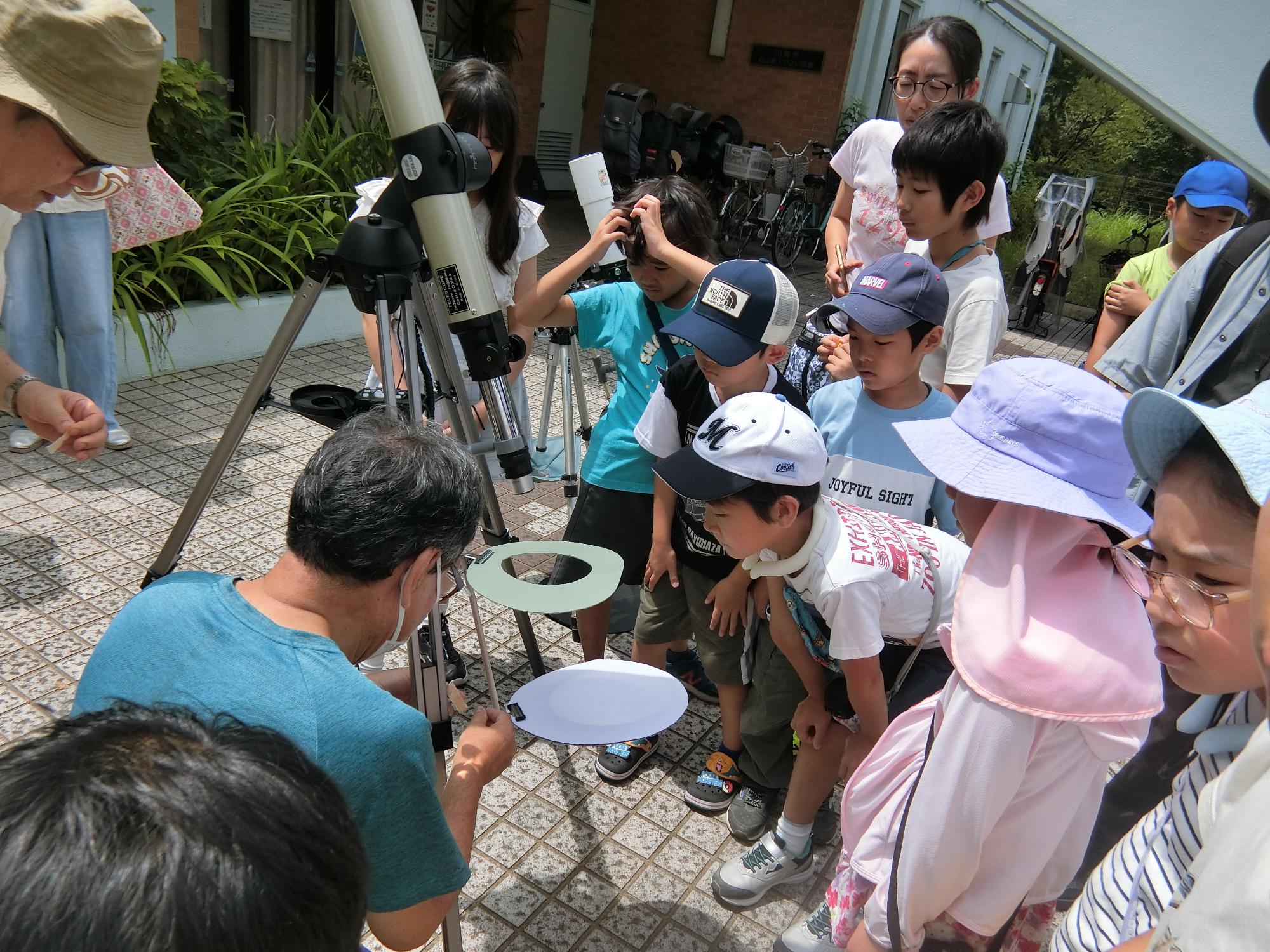 投影版に映った黒点を見ている様子