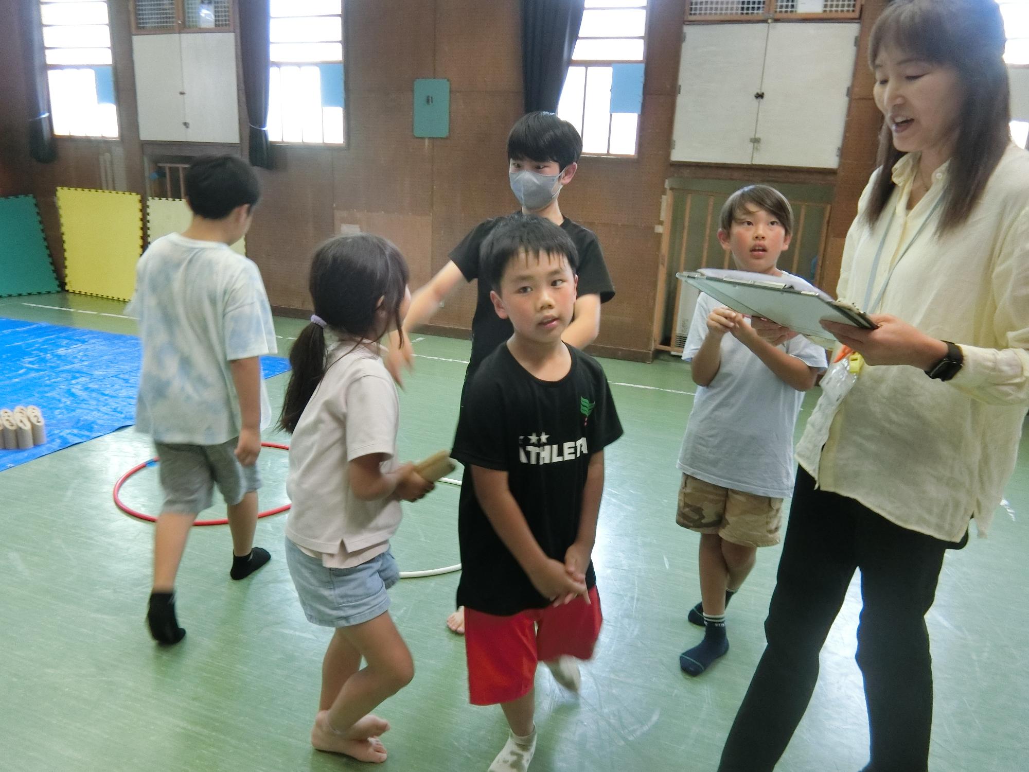 小学生と中学生がモルックをしている様子
