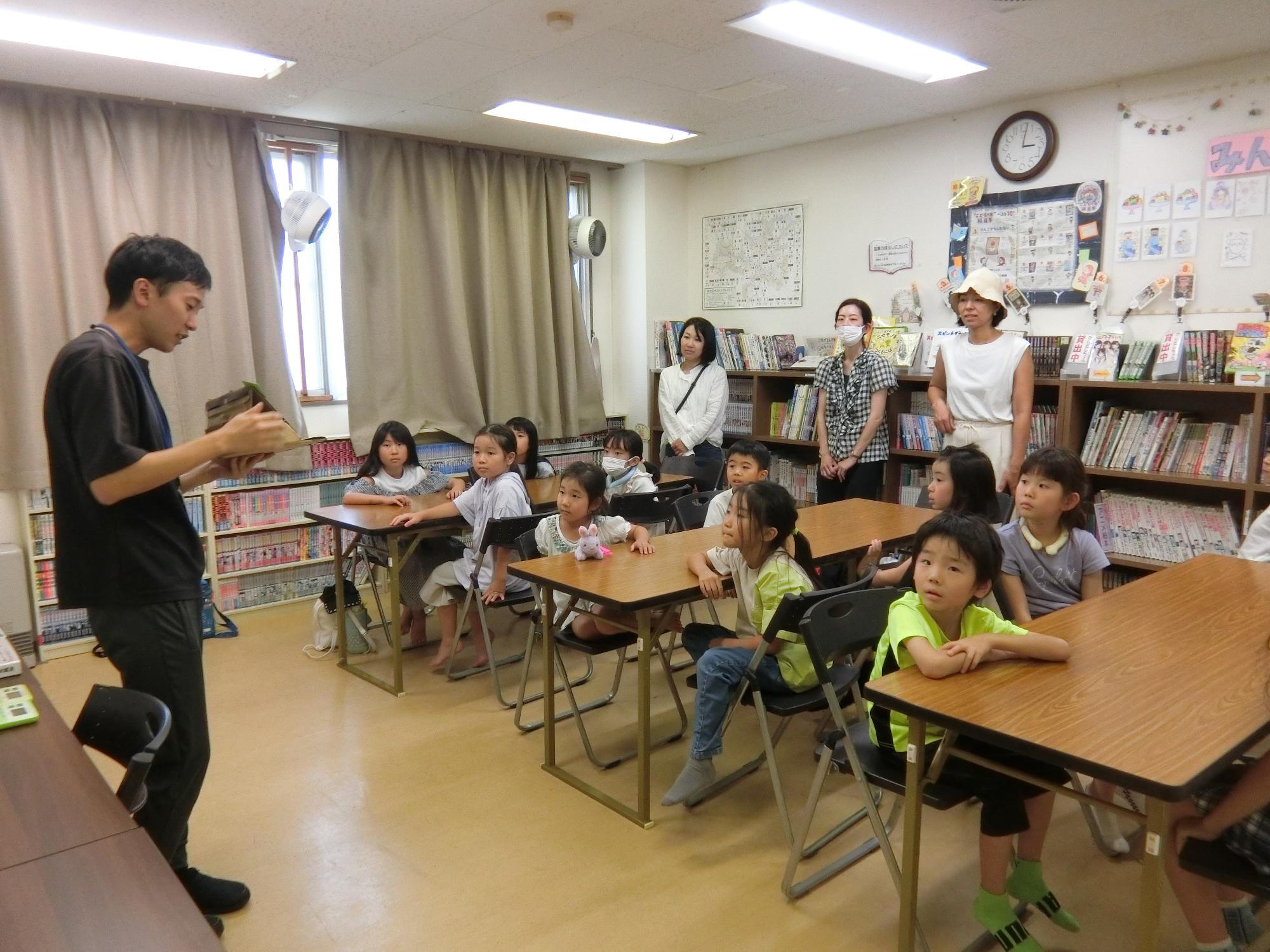 工作の作り方を説明している様子