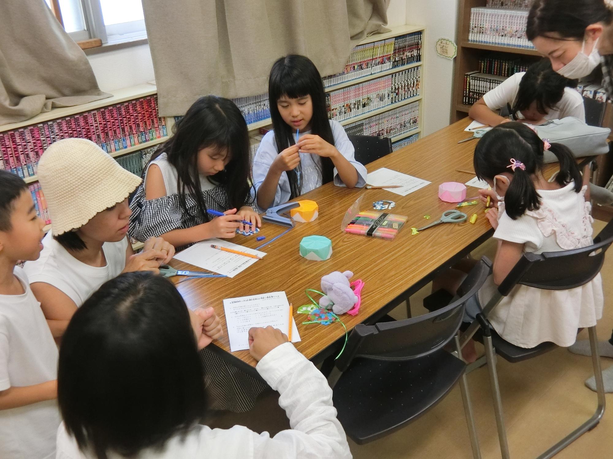 キーホルダーに絵を描いている様子