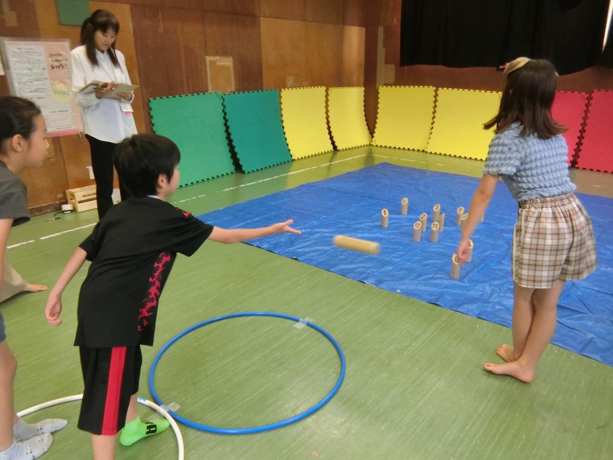 モルックを投げている様子