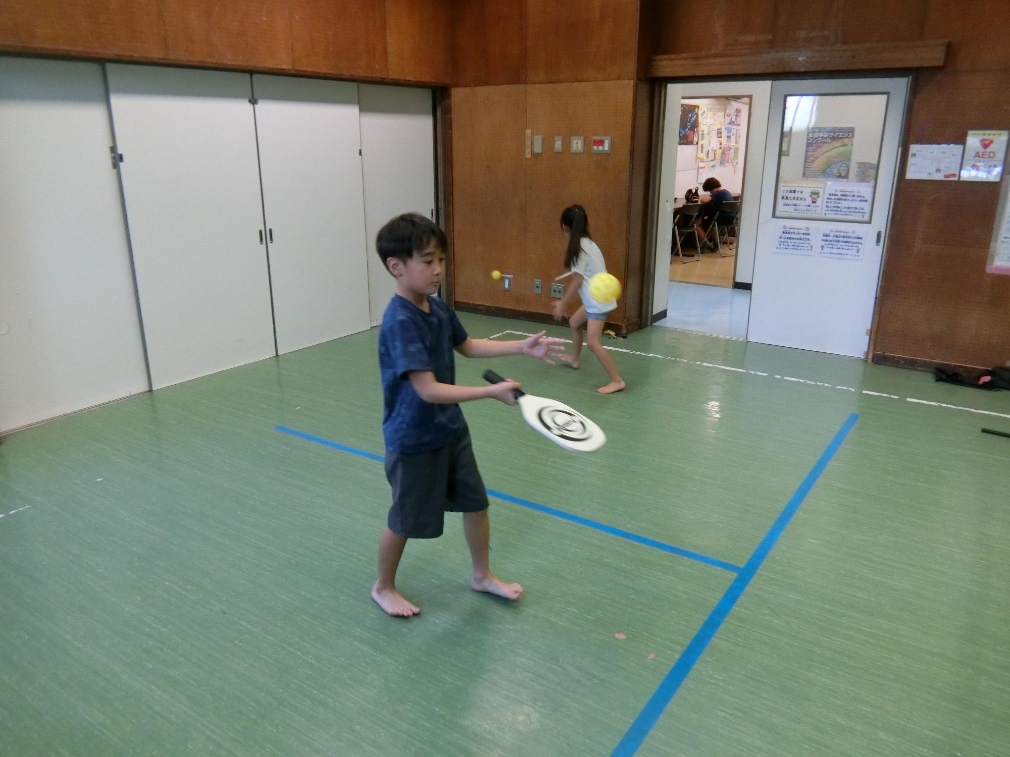 ピックルボールでリフティングしている様子