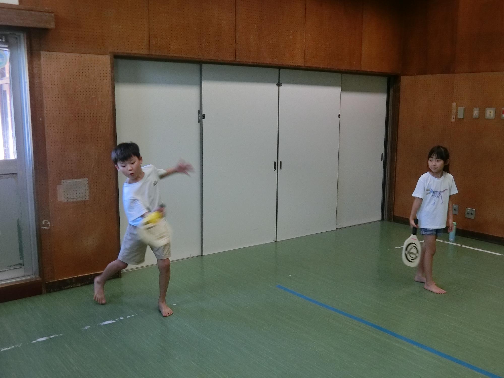 ピックルボールでラリーをしている様子