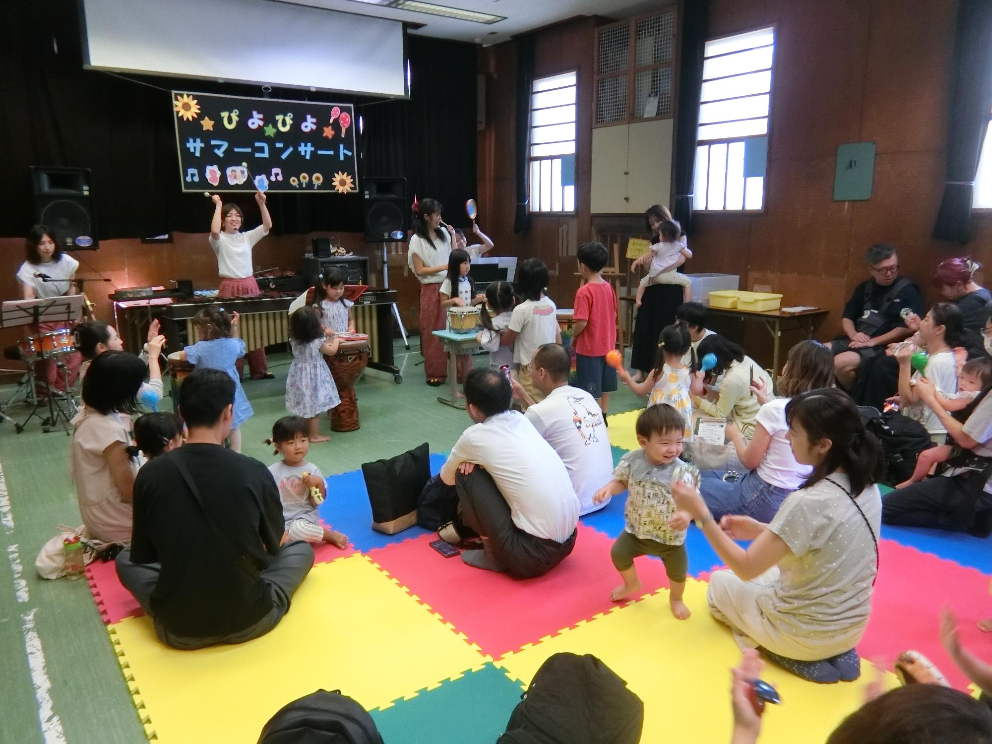 こどもたちも参加して演奏している様子