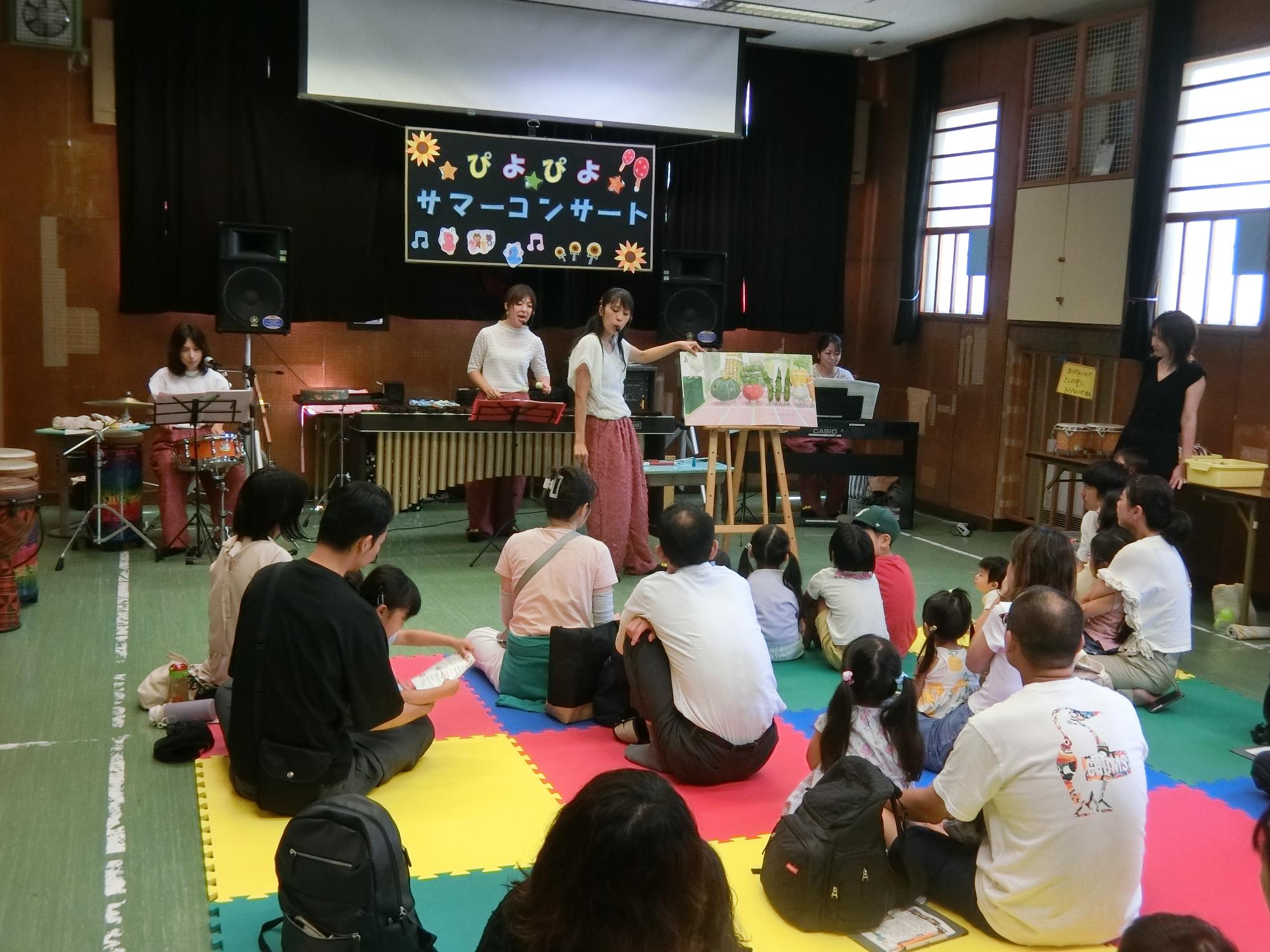 絵本の読み聞かせをしている様子