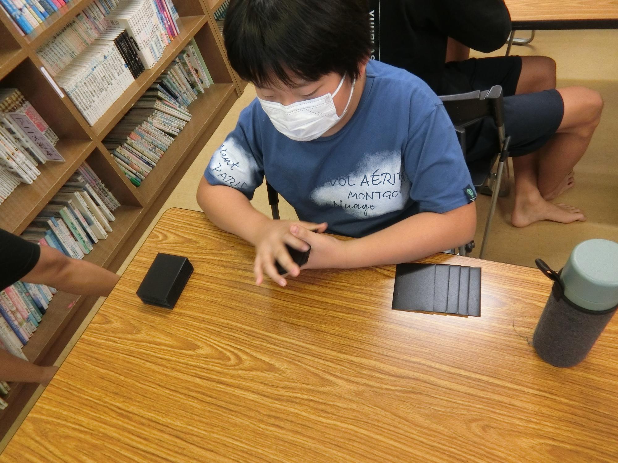 カードの準備をしている様子