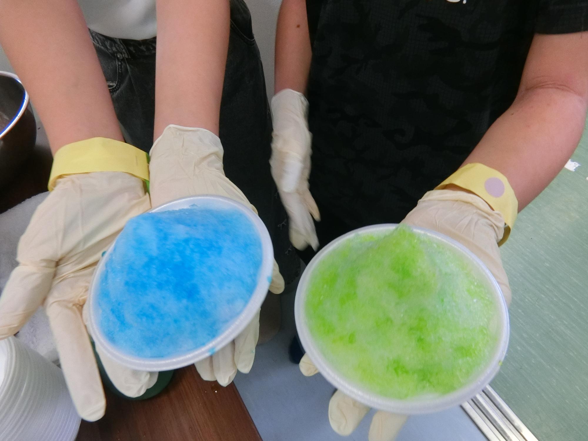 子どもたちがかき氷を作っている様子