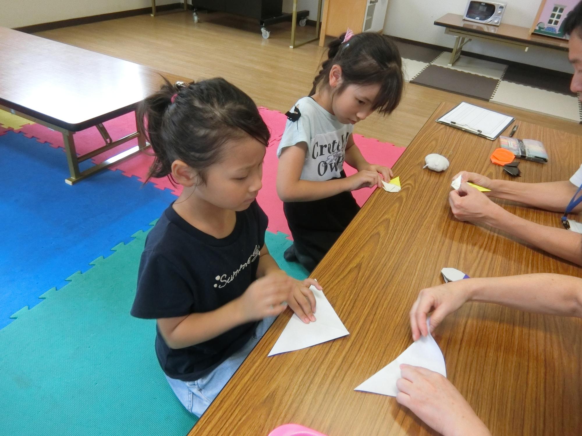 小学生がハロウィンのおりがみをしている様子