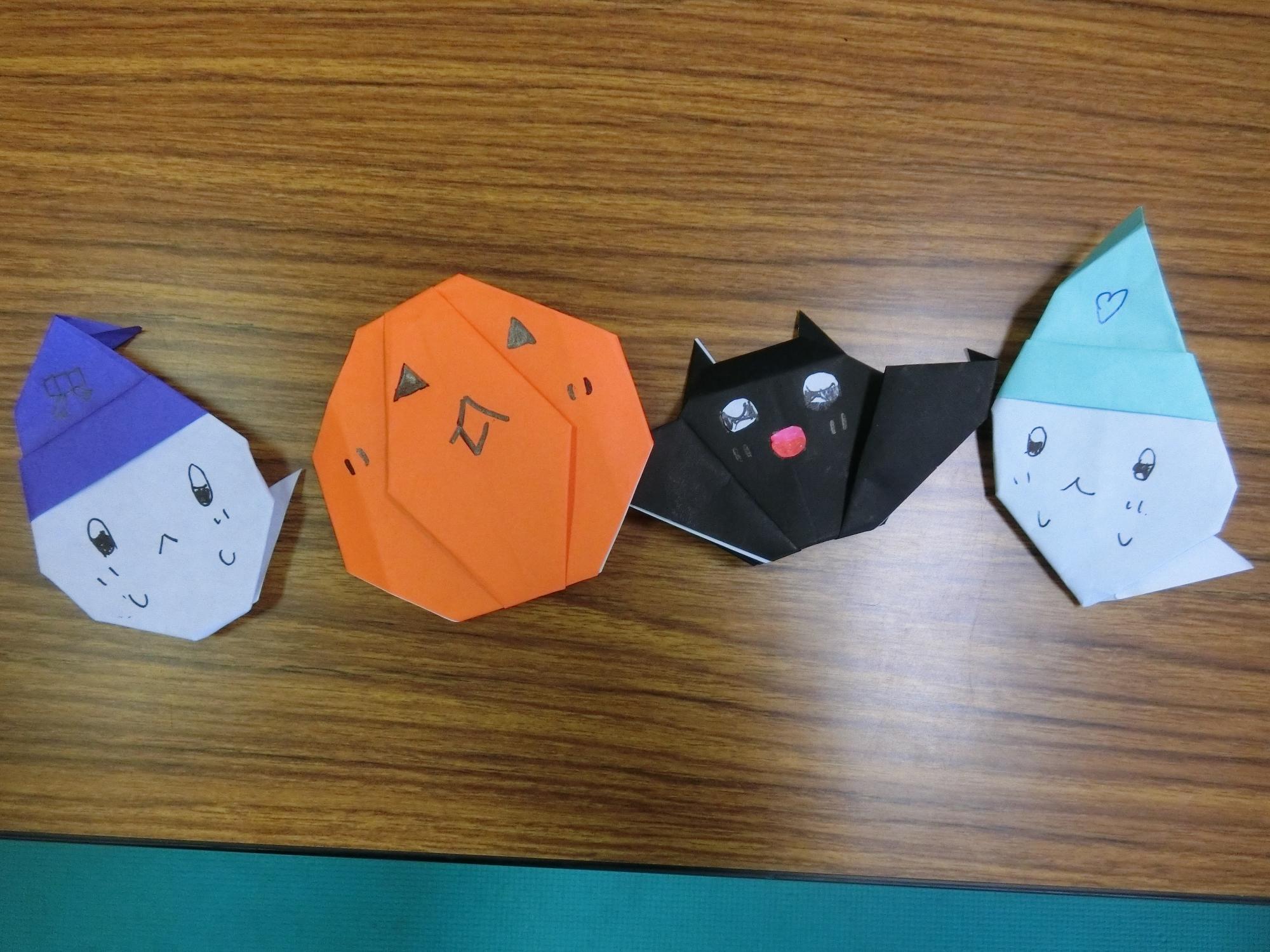 作った折り紙に顔を描いた様子