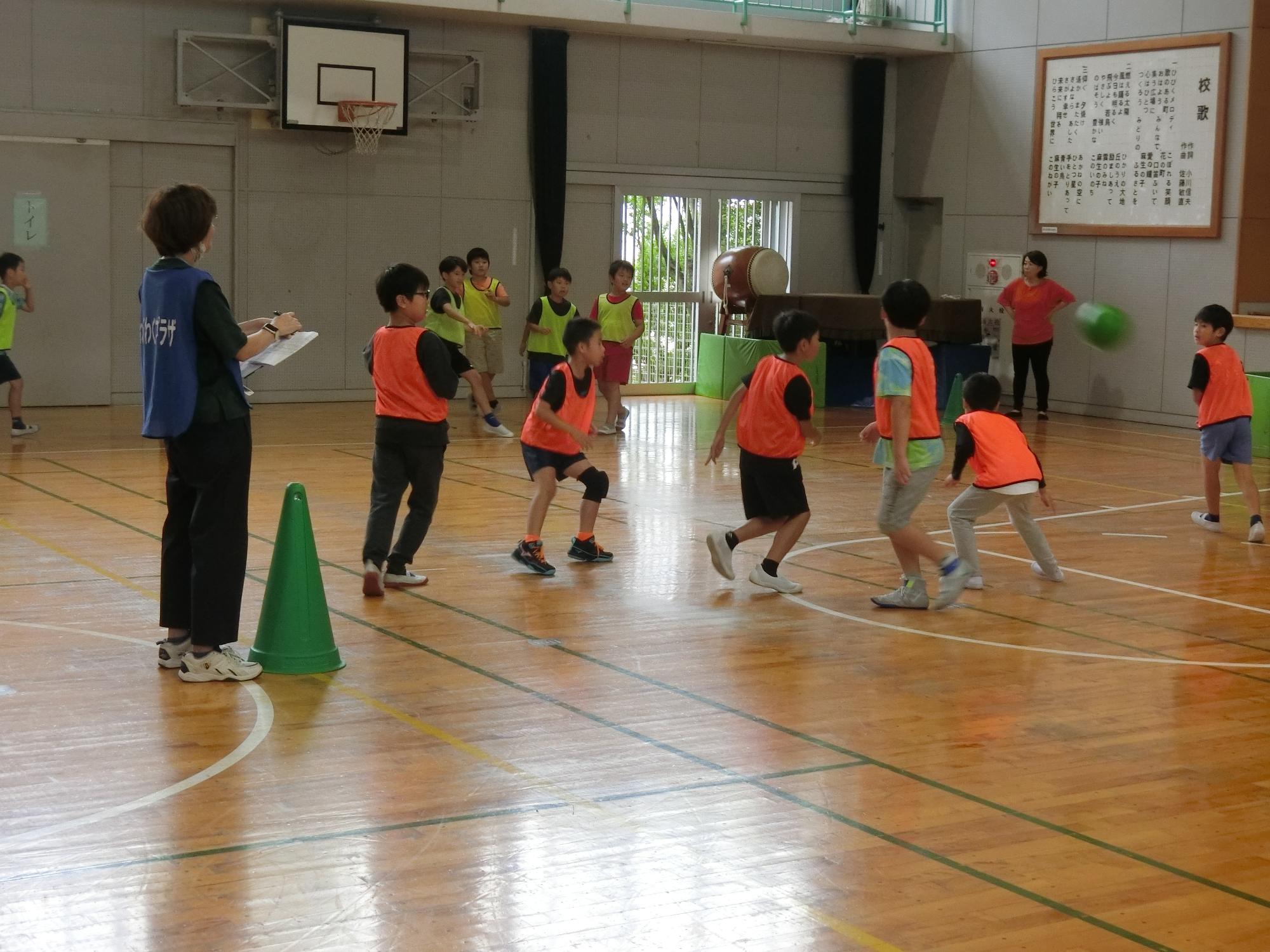 ドッジボールの試合でボールをよけている様子