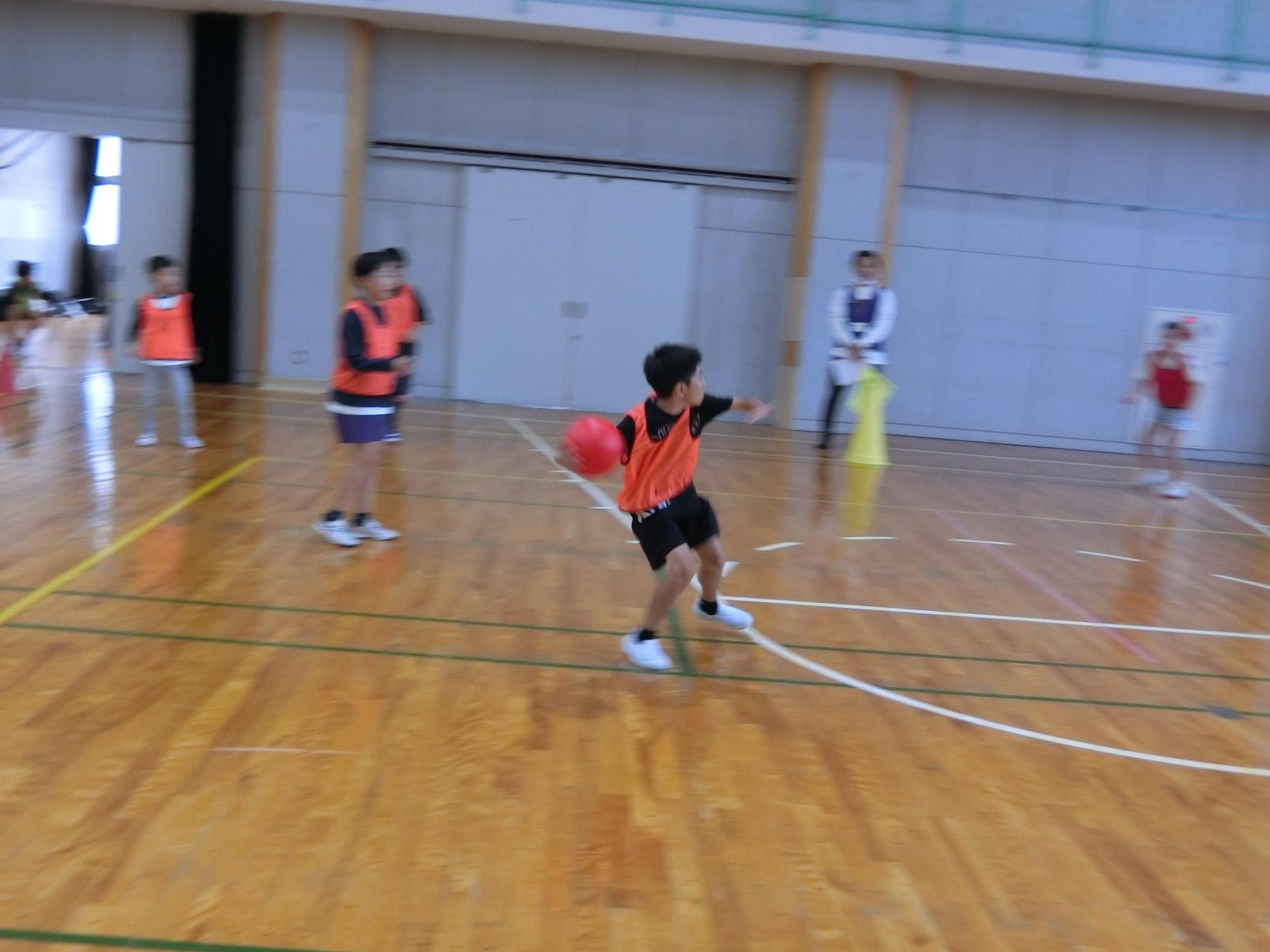 ドッジボールの試合でボールを投げている様子