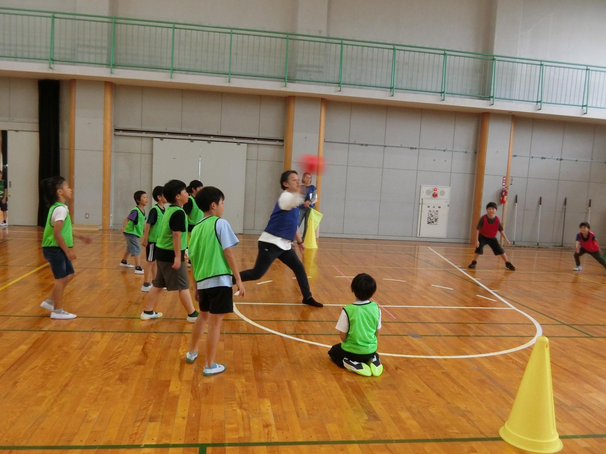 職員も混ざってドッジボールをしている様子