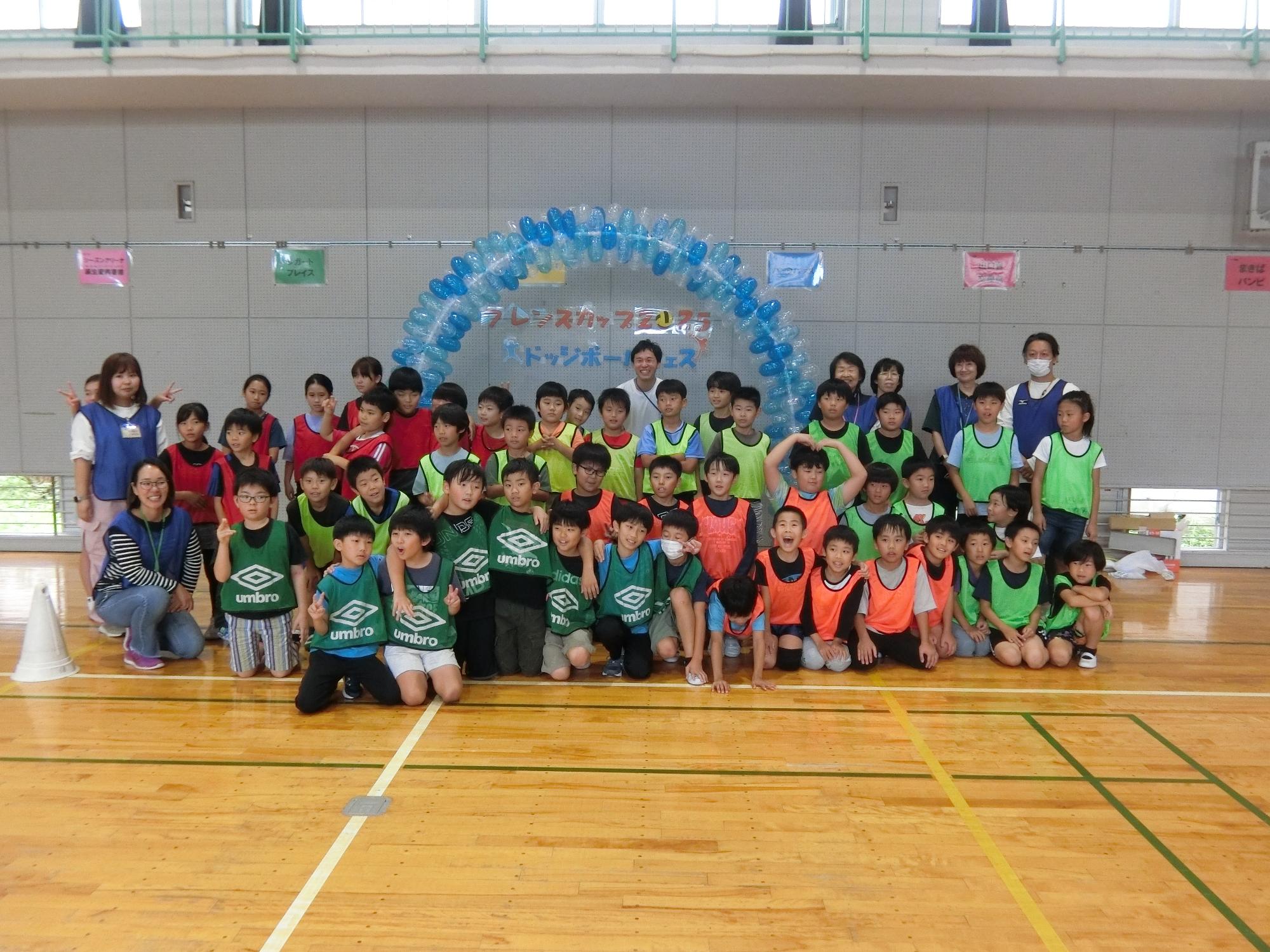 ドッジボールフェスに参加した児童の集合写真