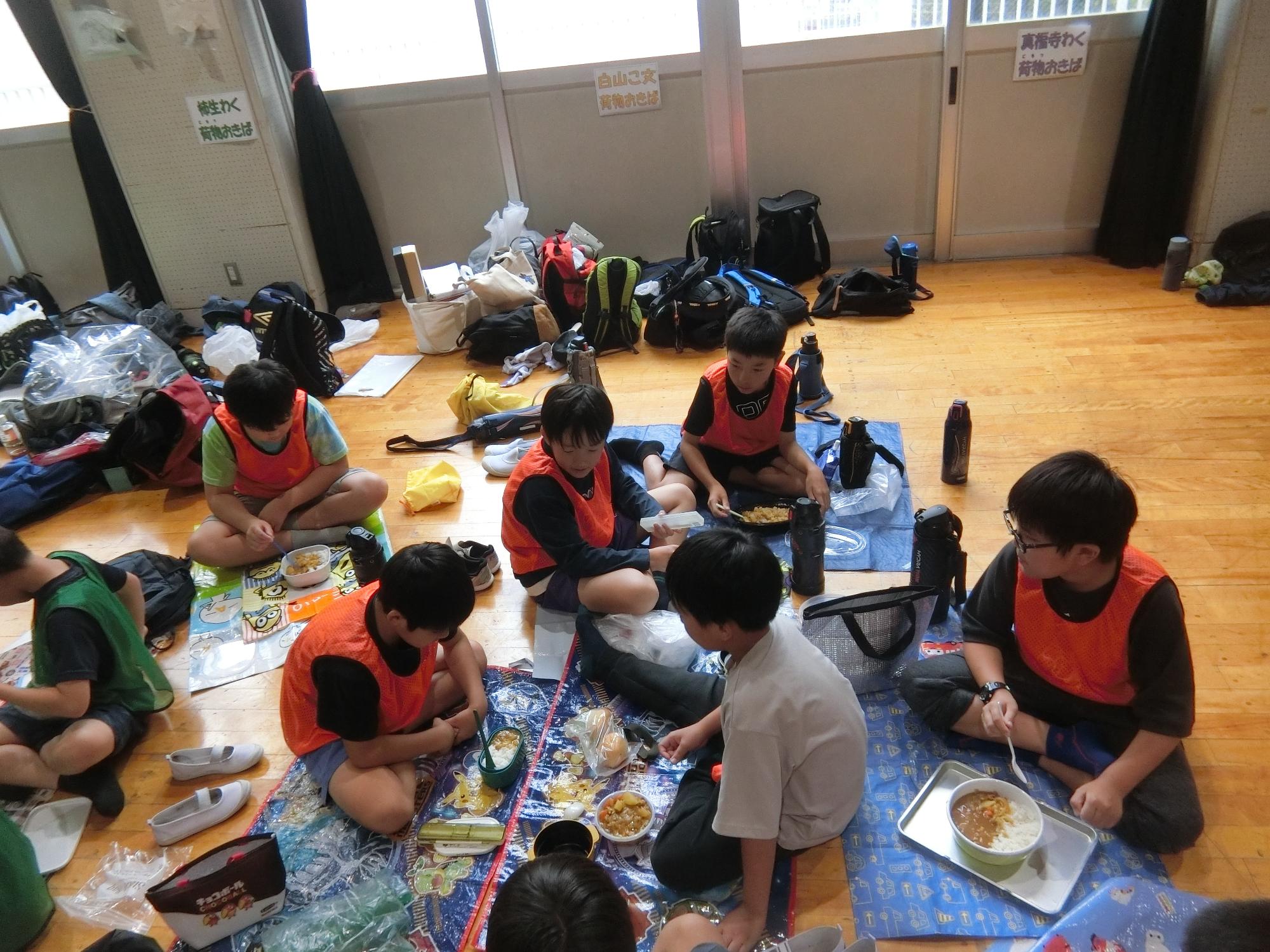 昼食のカレーを食べている様子