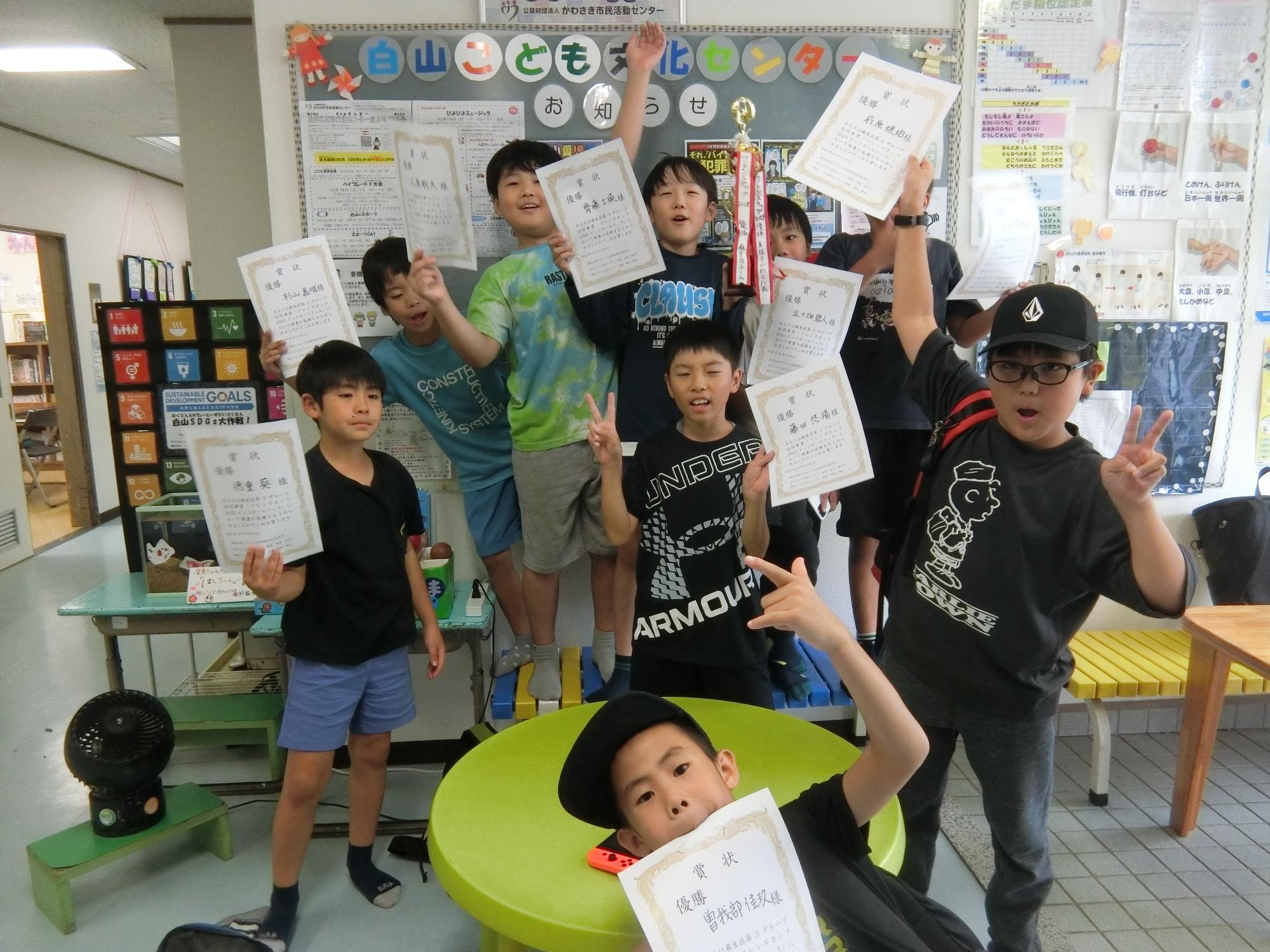 優勝の賞状とトロフィーをもらった様子