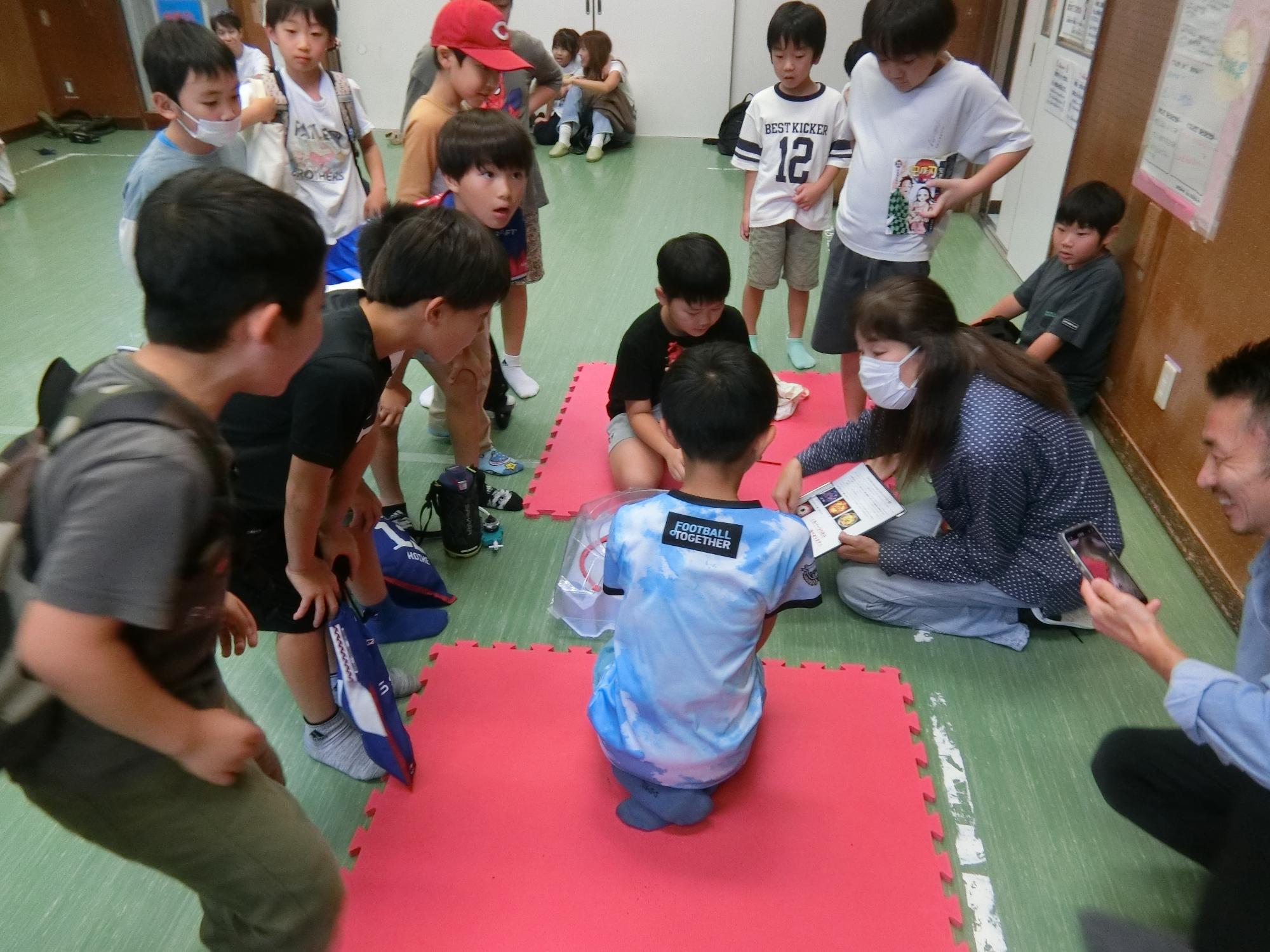 ベイブレードの対戦をしている様子