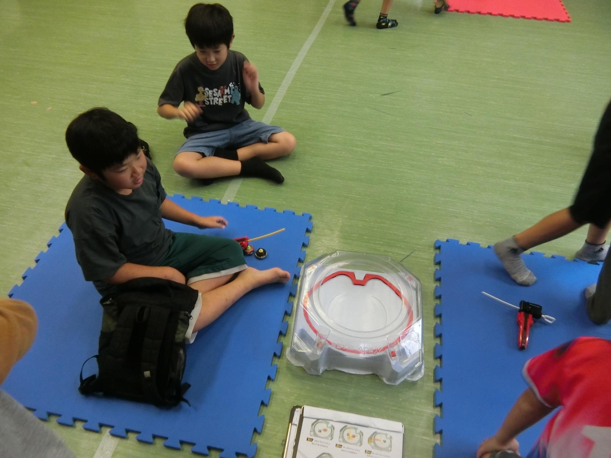 ベイブレード決勝戦で使うベイを選んでいる様子