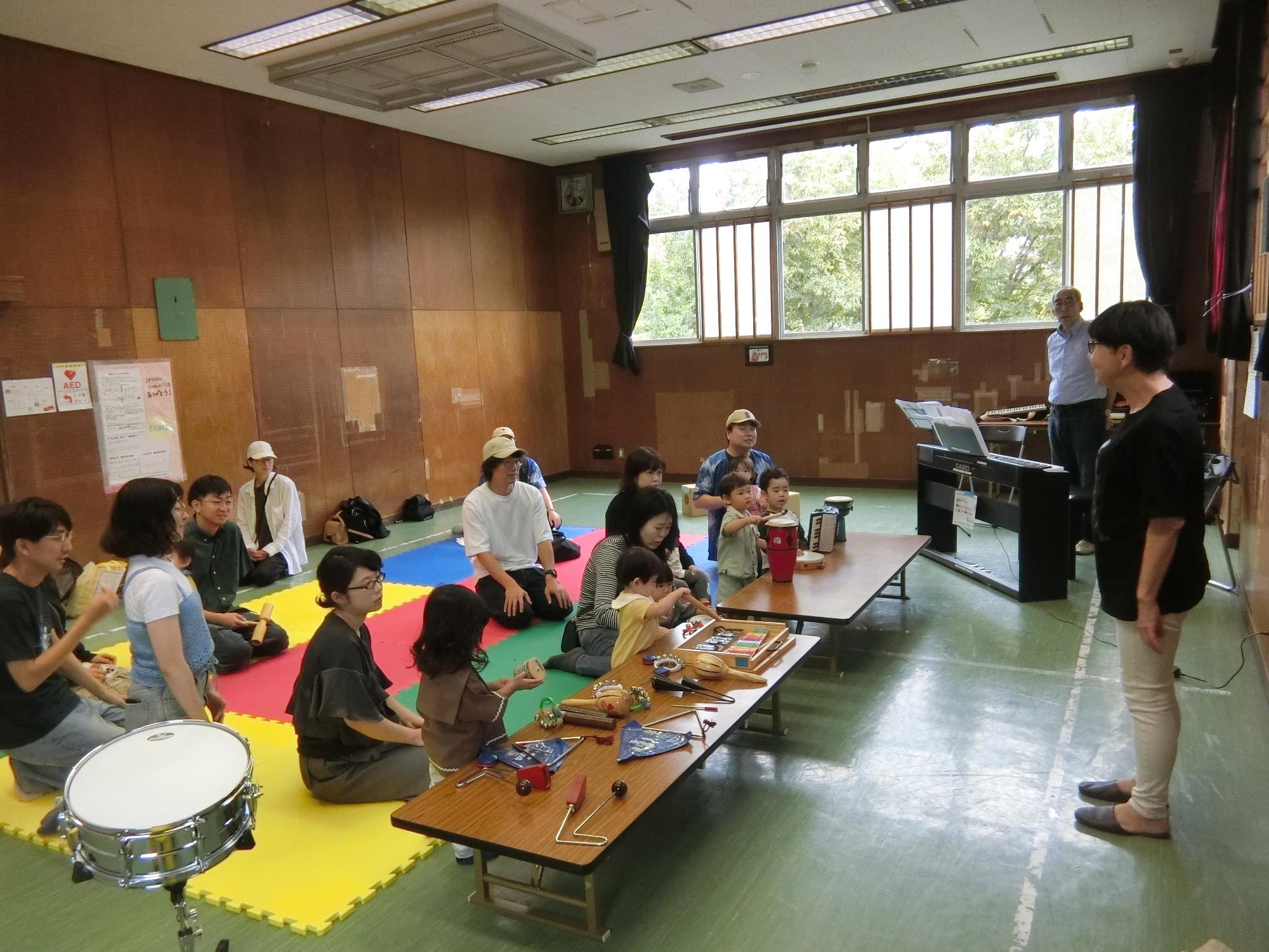 講師による楽器の説明を聞いている様子