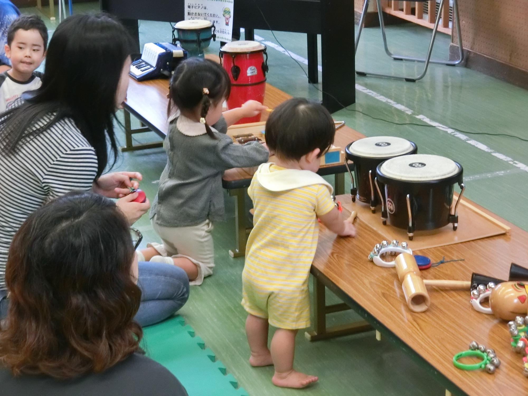 幼児が楽器を触っている様子