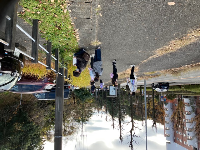 参加者の親子がごみ拾いをしている様子