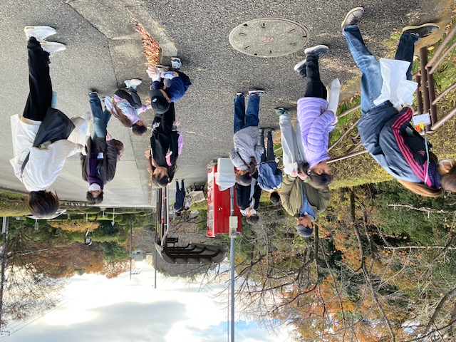 参加者がごみ拾いをしている様子