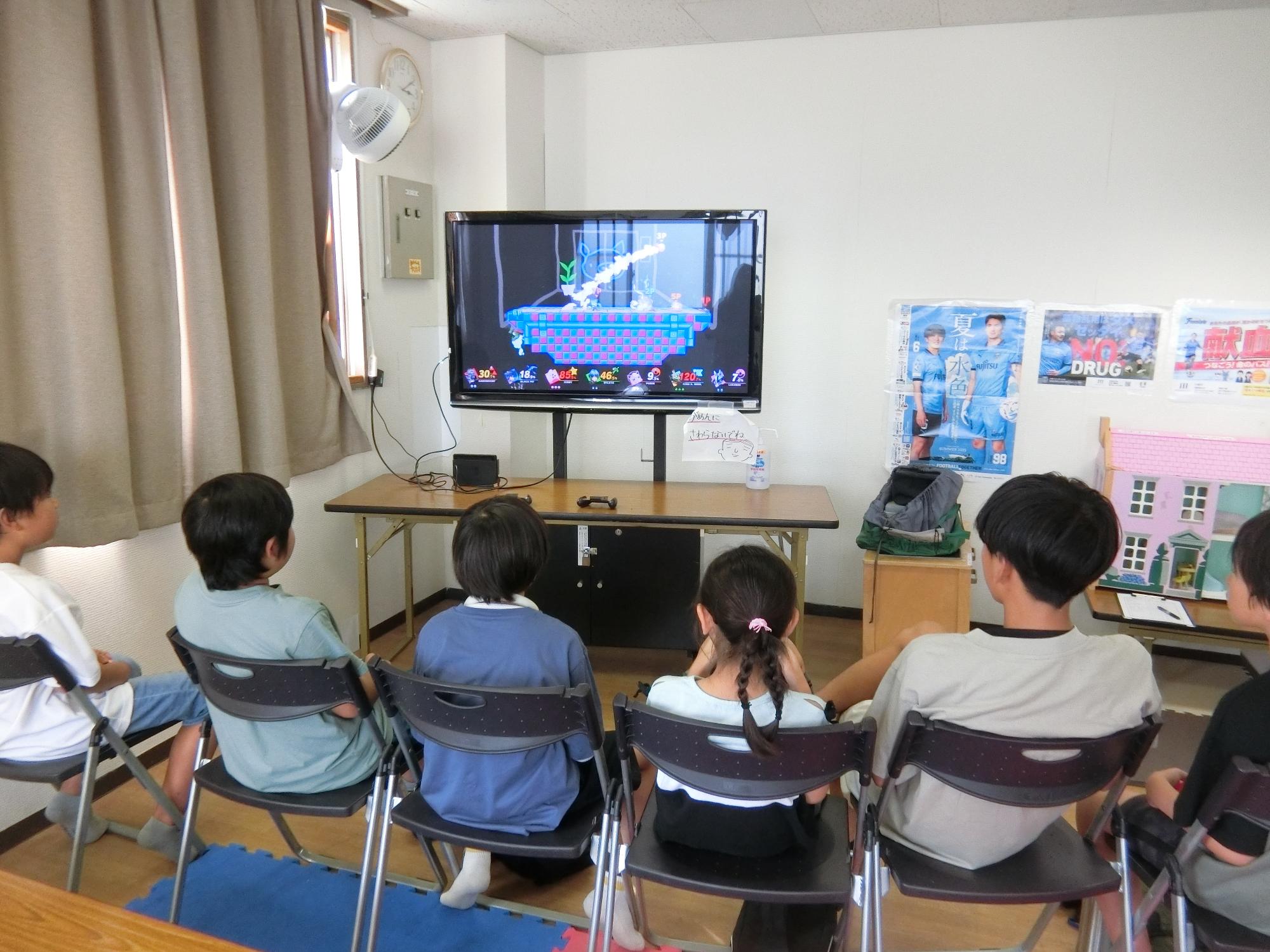 スイッチをやる児童