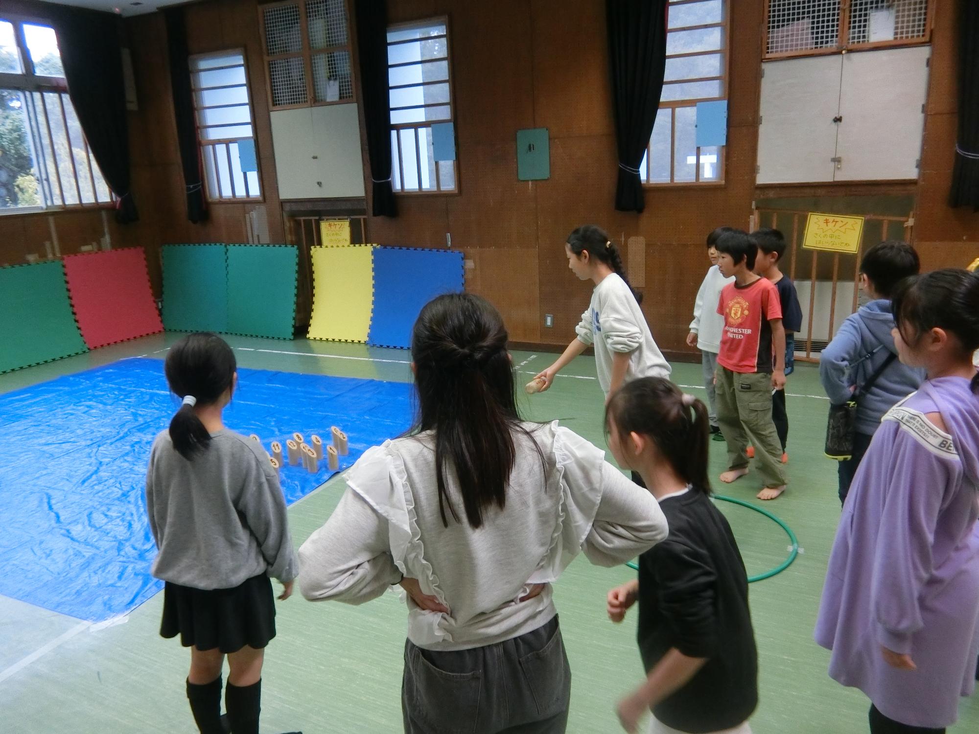 モルックを投げている