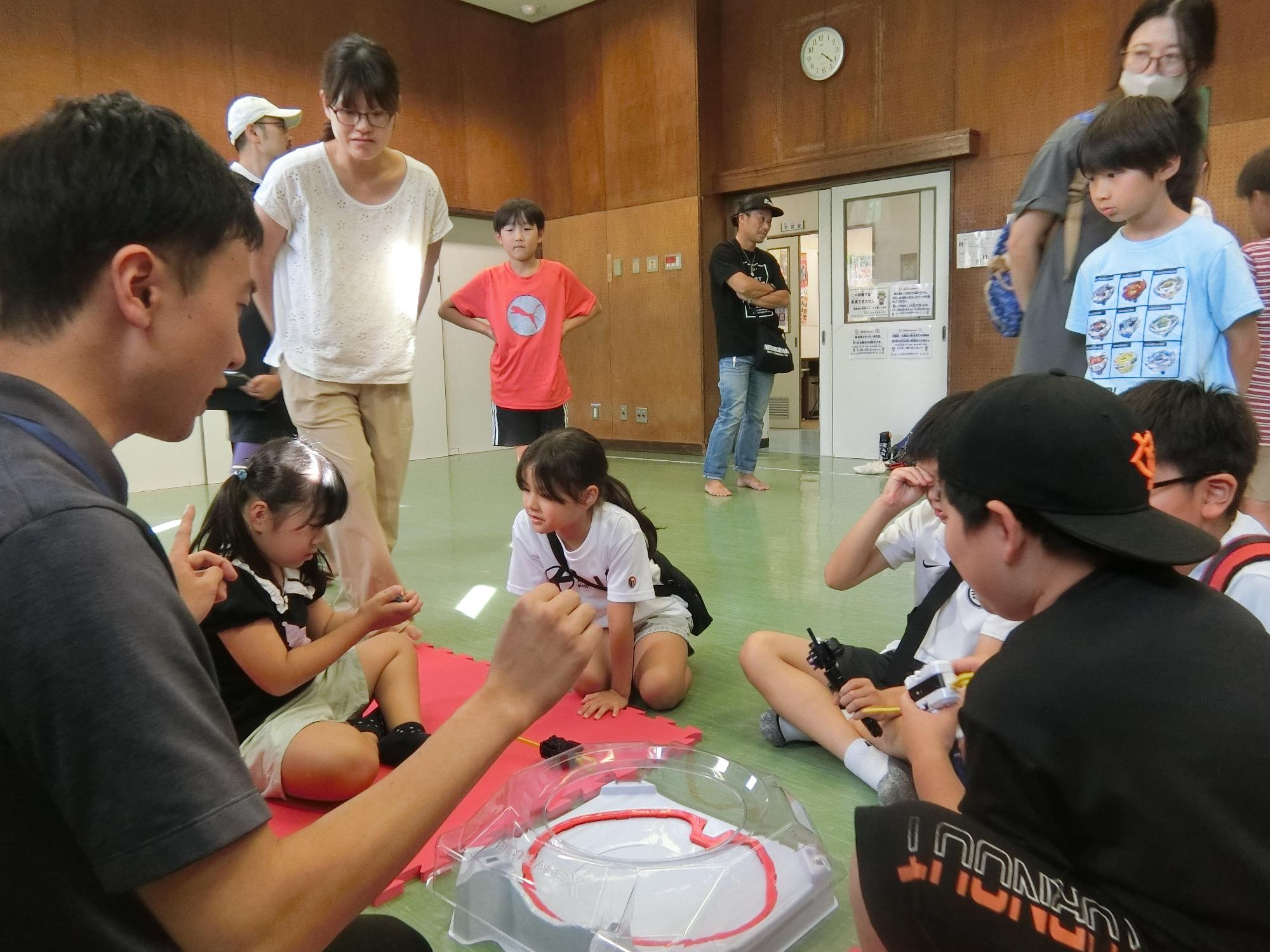 ベイブレードの観戦をしている様子